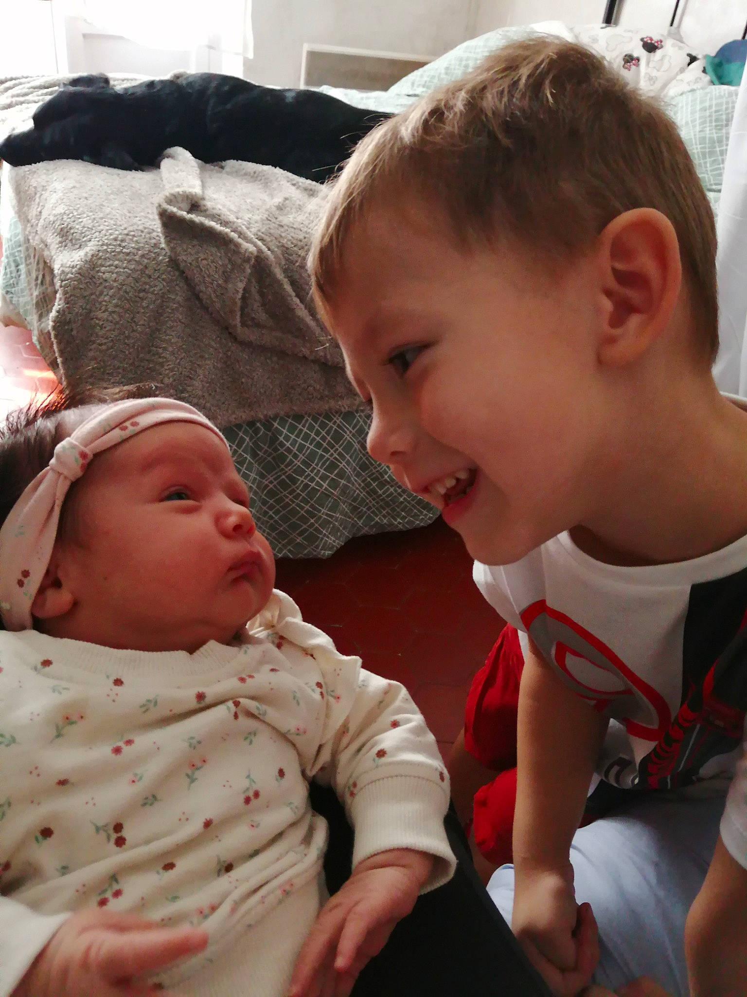 Kelohan participe au concours pour gagner de l'argent avec cette photo : baby, baby_toddler_clothing, cheek, chin, comfort, eye, facial_expression, finger, happy, headwear, interaction, iris, joy, lip, mammal, mouth, nose, people, person, skin