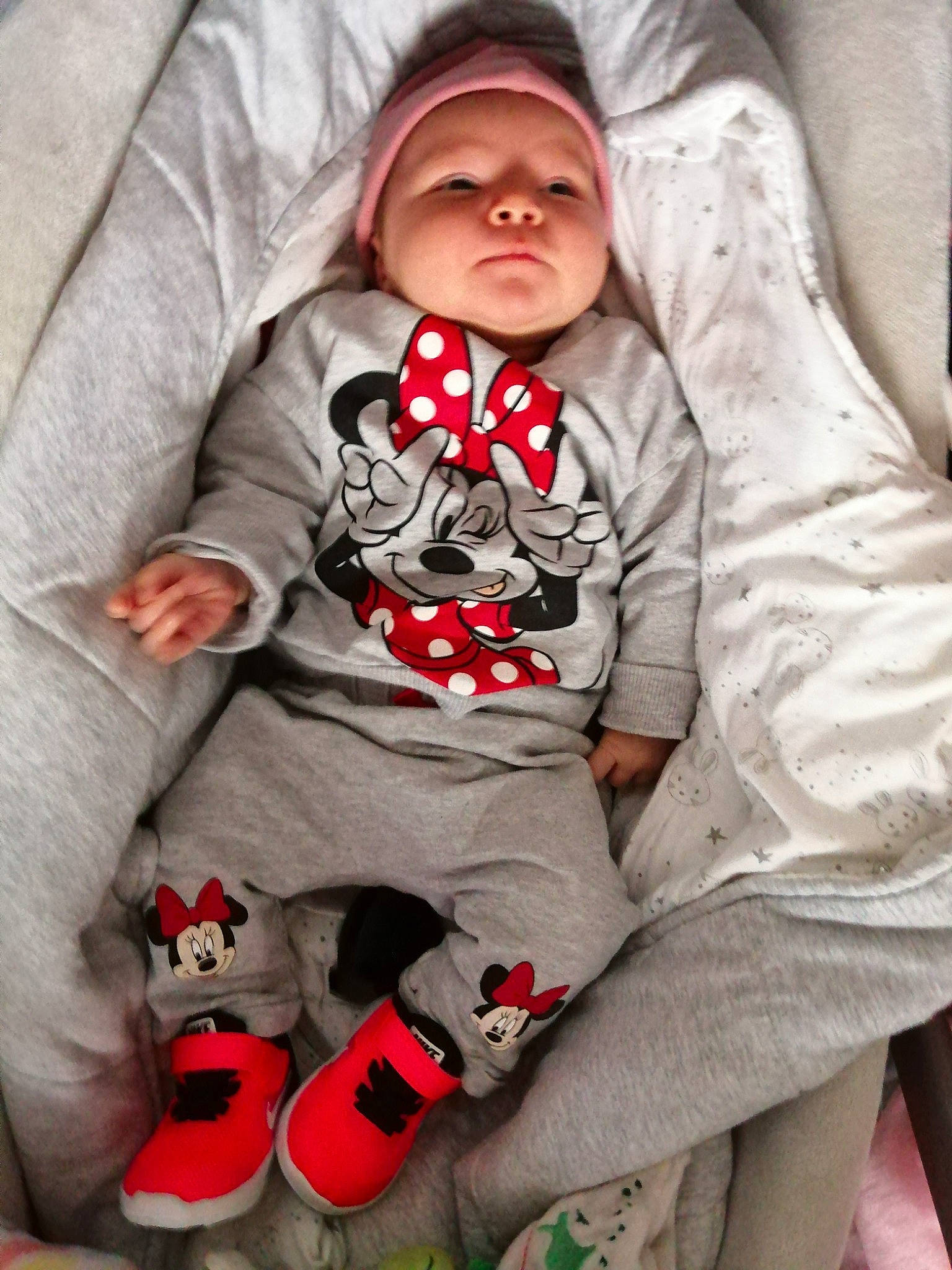 Lyhu a rejoint le concours — aidez-le/la à gagner de superbes lots ! baby, baby_toddler_clothing, cheek, comfort, cool, face, facial_expression, head, headwear, mammal, mouth, outerwear, person, pink, product, red, skin, sleeve, textile, toddler