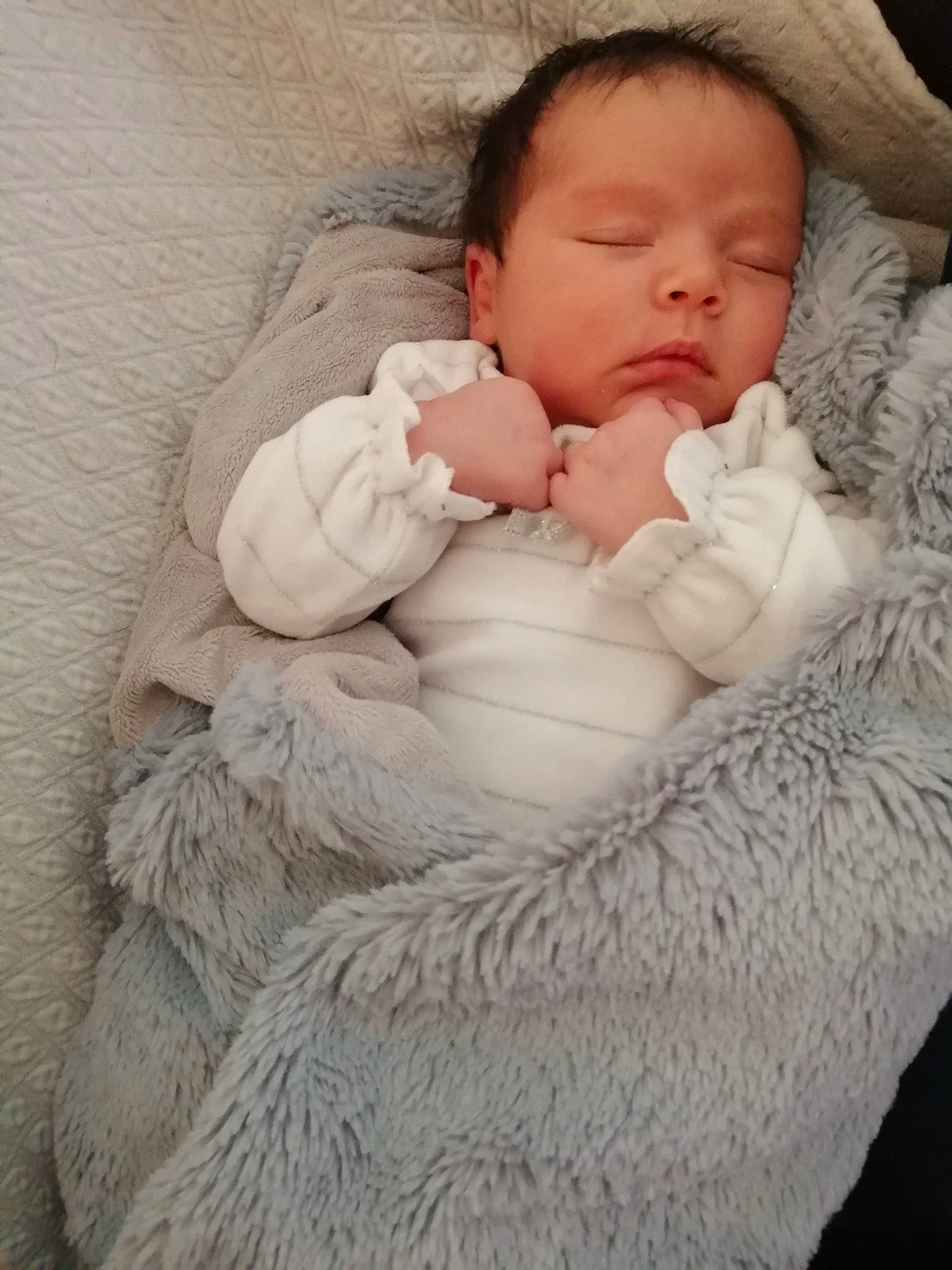 Lyhu participe au concours pour gagner de l'argent avec cette photo : baby, baby_sleeping, baby_toddler_clothing, bedding, cheek, child, comfort, eye, face, fur, gesture, hand, head, human_body, linens, lip, nose, person, skin, sleeve