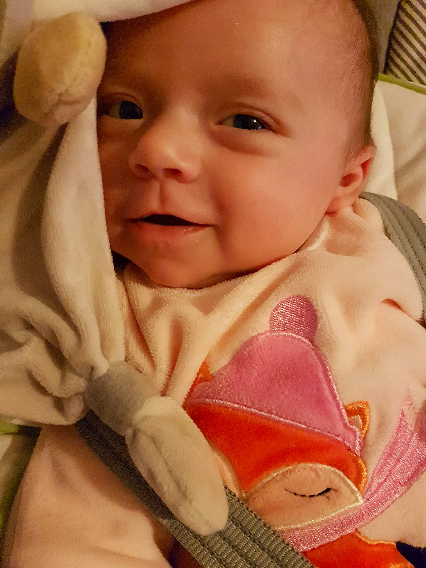 Jade participe au concours pour gagner de l'argent avec cette photo : cheek, child, eye, face, finger, girl, hand, infant, lip, mouth, nose, person, pink, product, skin, smile, toddler