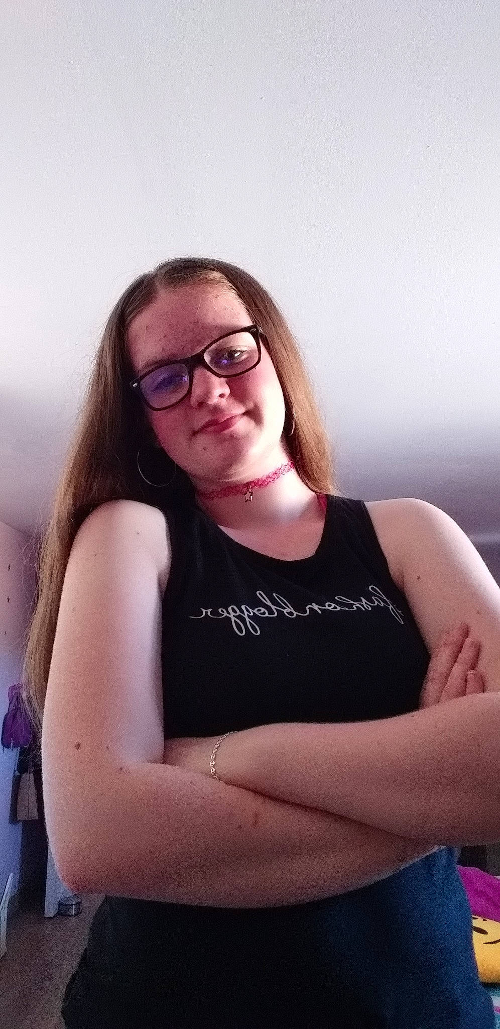 Célya participe au concours pour gagner de l'argent avec cette photo : abdomen, arm, black_hair, brown_hair, eyewear, glasses, hair, joint, lady, long_hair, muscle, neck, person, shoulder, sitting, smile, trunk, vision_care