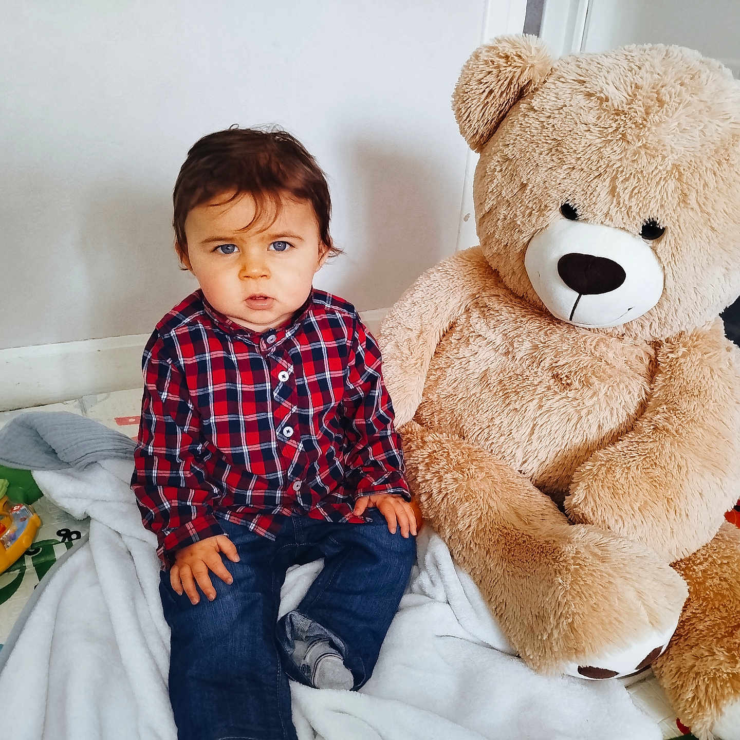 Raphaël a rejoint le concours — aidez-le/la à gagner de superbes lots ! baby, blanket, bodypart, clothing, couch, face, finger, furniture, hand, head, indoors, jeans, pants, person, photography, plush, portrait, sitting, teddybear, toy