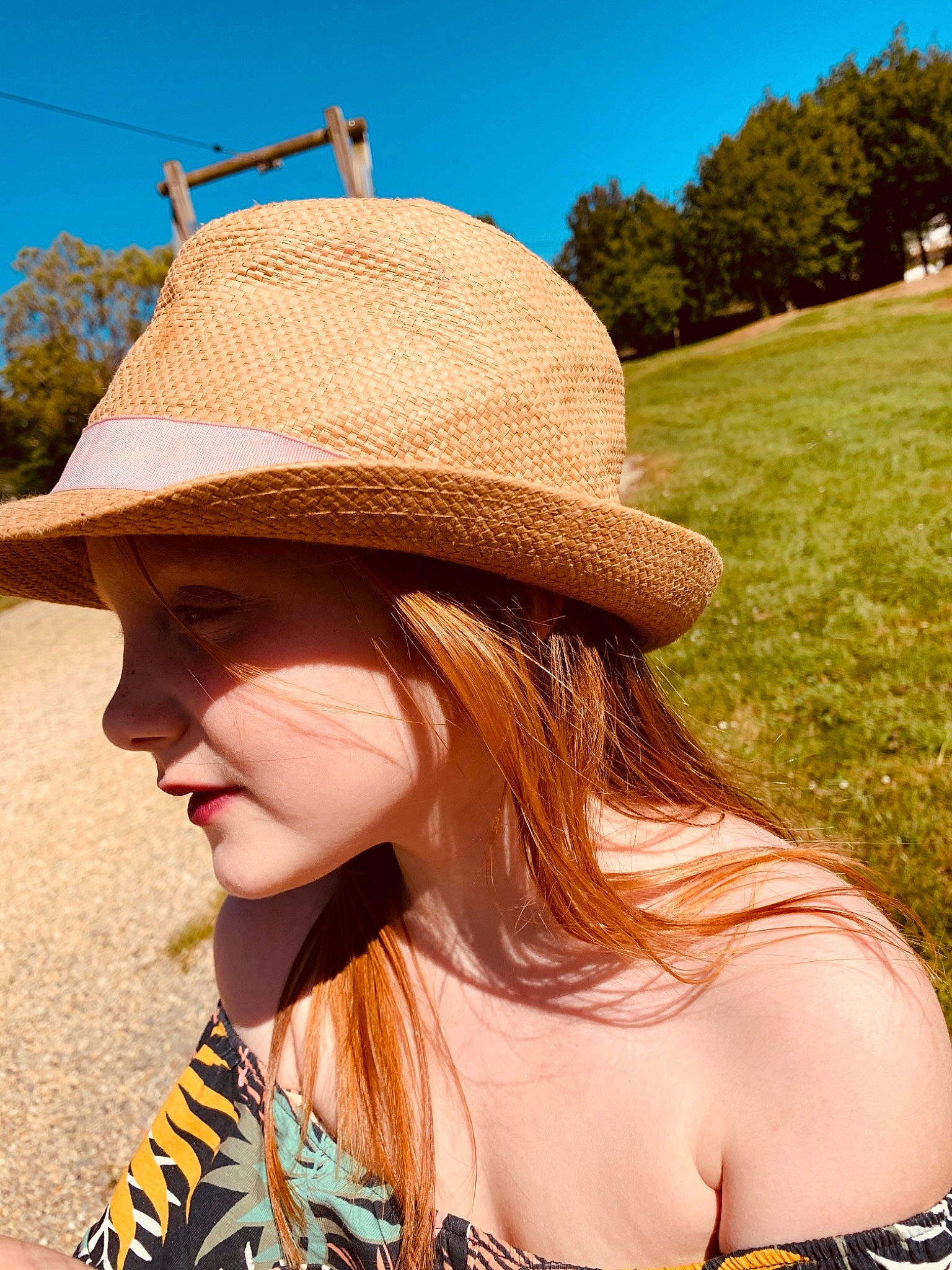 Willow a rejoint le concours — aidez-le/la à gagner de superbes lots ! cap, eyewear, fedora, grass, hairstyle, hat, headgear, leaf, light, lip, nature, people_in_nature, person, photograph, sky, street_fashion, sun_hat, sunlight, tree, white