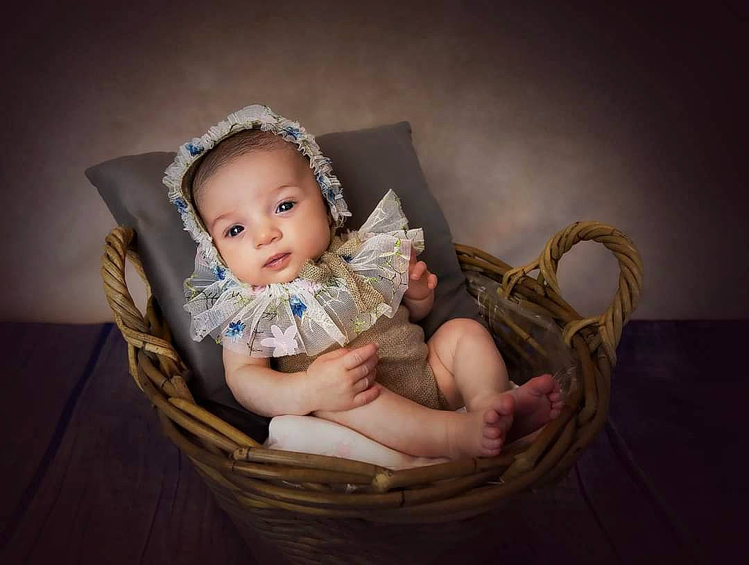 April a rejoint le concours — aidez-le/la à gagner de superbes lots ! baby, baby_products, baby_toddler_clothing, basket, chair, cheek, child, comfort, eye, fashion_accessory, flash_photography, fun, happy, head, iris, jewellery, person, sitting, skin, toddler