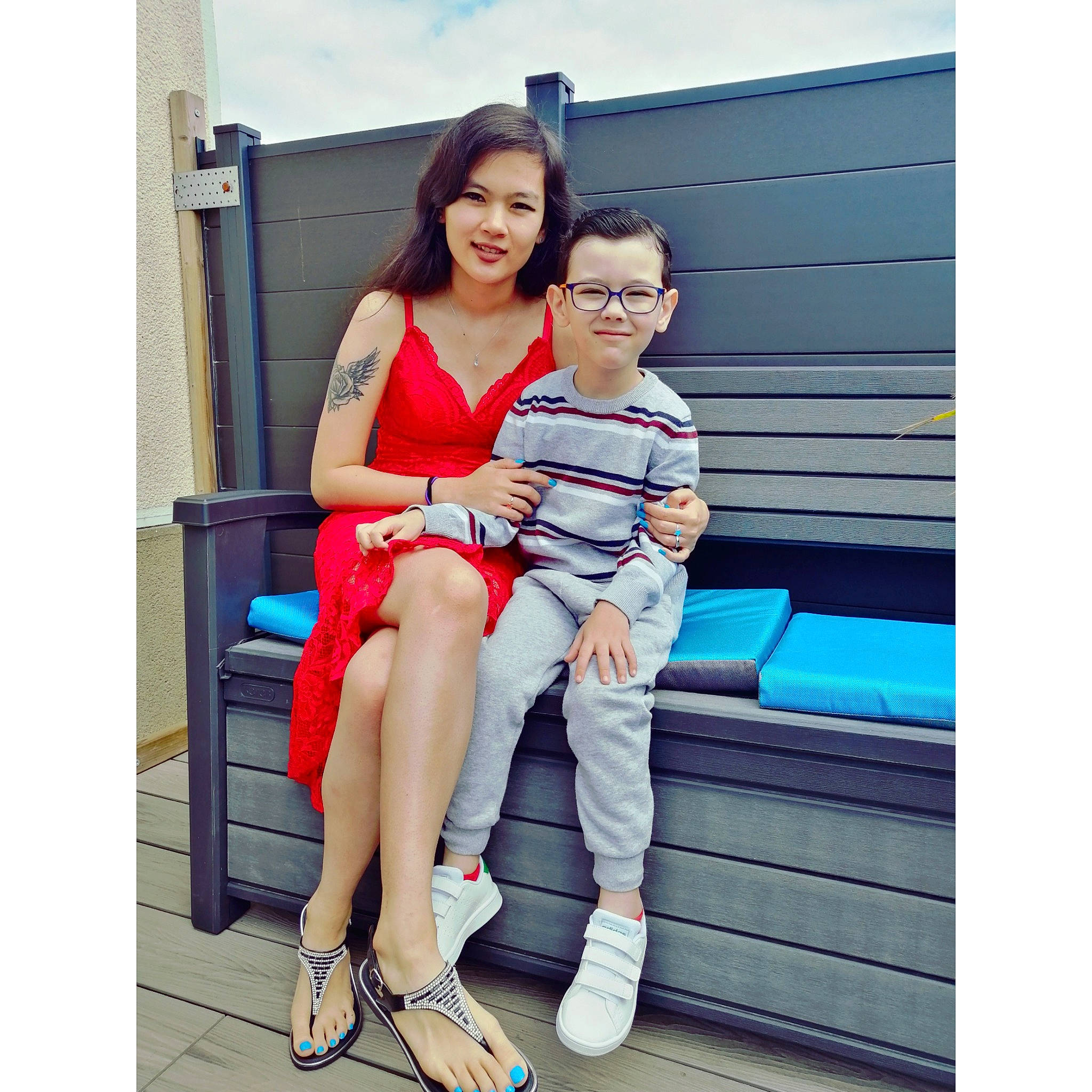 Aydan participe au concours pour gagner de l'argent avec cette photo : azure, blue, comfort, face, flash_photography, hair, happy, head, joy, lap, leg, magenta, person, sandal, shoe, shoulder, sky, smile, standing, street_fashion