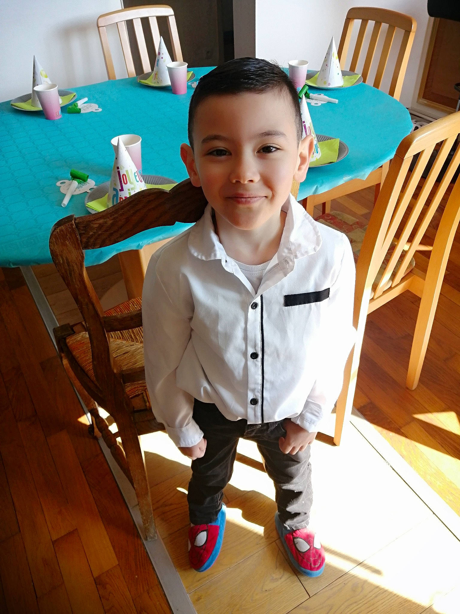 Aydan a rejoint le concours — aidez-le/la à gagner de superbes lots ! baby_toddler_clothing, chair, face, floor, flooring, fun, furniture, happy, hardwood, joy, leisure, person, room, sitting, sleeve, smile, t_shirt, table, toddler, varnish