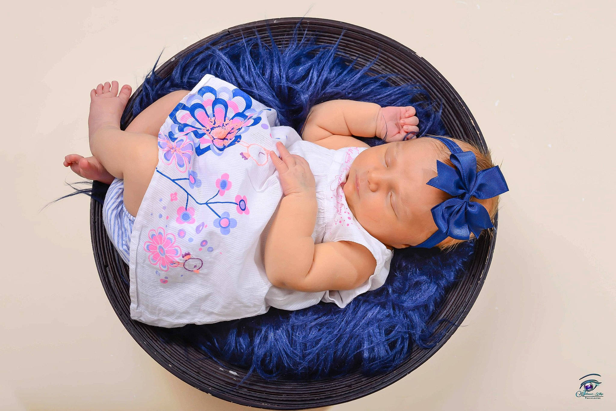 Ambre participe au concours pour gagner de l'argent avec cette photo : baby, baby_sleeping, birth, blue, child, hair_accessory, headwear, nap, person, photography, product, sleep, toddler