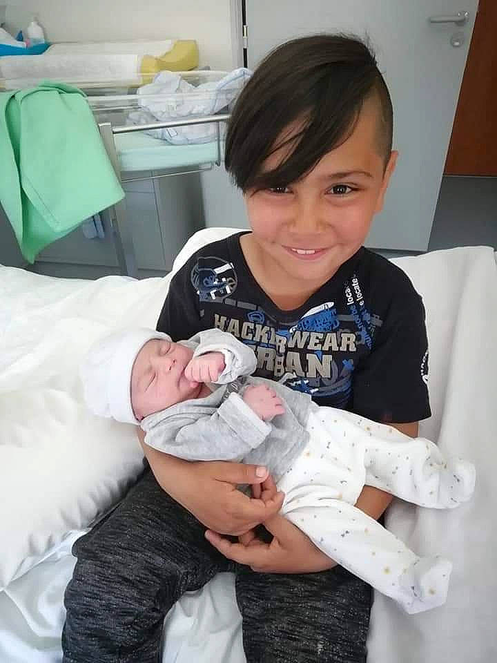 Samuel a rejoint le concours — aidez-le/la à gagner de superbes lots ! baby, birth, child, finger, joy, leg, person, skin, toddler