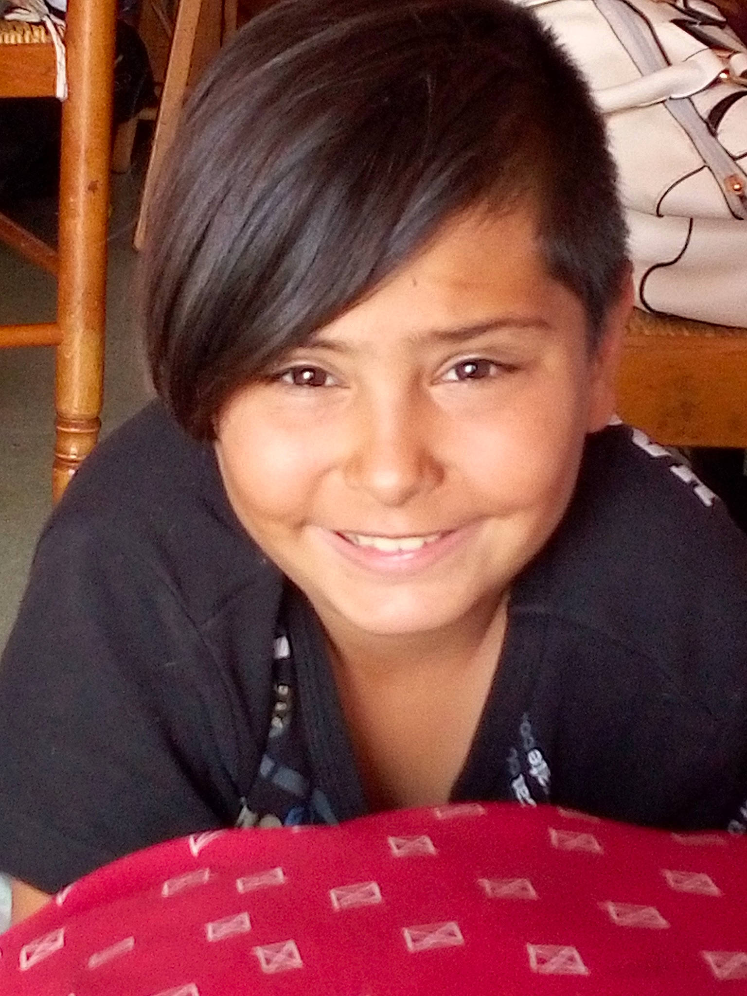 Samuel a rejoint le concours — aidez-le/la à gagner de superbes lots ! bangs, black_hair, bob_cut, brown_hair, cheek, eyebrow, face, forehead, hair, hairstyle, joy, lip, long_hair, person, selfie, smile