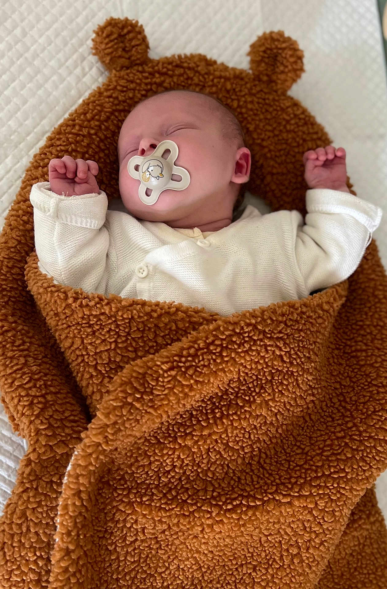 Gabin a rejoint le concours — aidez-le/la à gagner de superbes lots ! baby, sleeping, pacifier, blanket, brown, white, infant, cute, soft, cozy, child, face, hand, clothing, texture, resting, bed, comfort, portrait, indoors