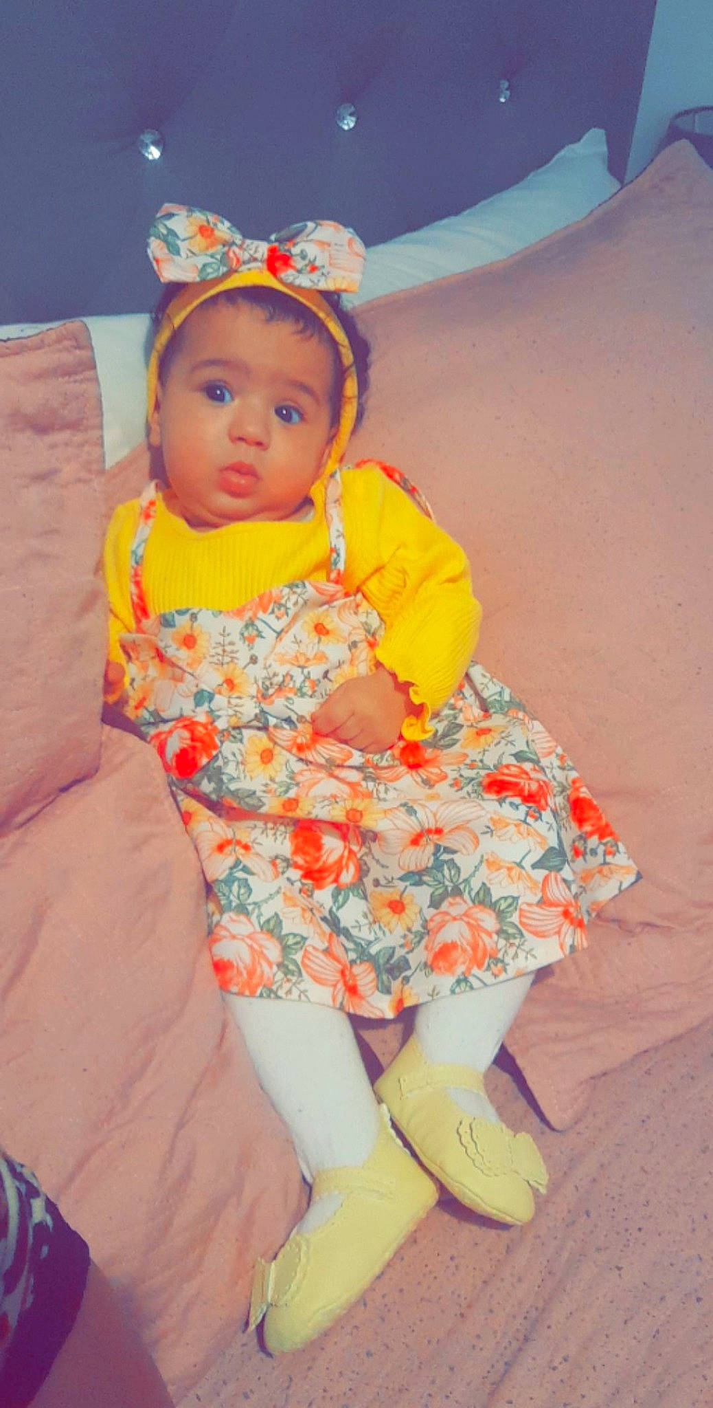 Yousra a rejoint le concours — aidez-le/la à gagner de superbes lots ! baby, baby_toddler_clothing, child, comfort, dress, face, fun, hairstyle, happy, human_leg, iris, lap, people, person, pink, sitting, skin, sleeve, sock, thigh