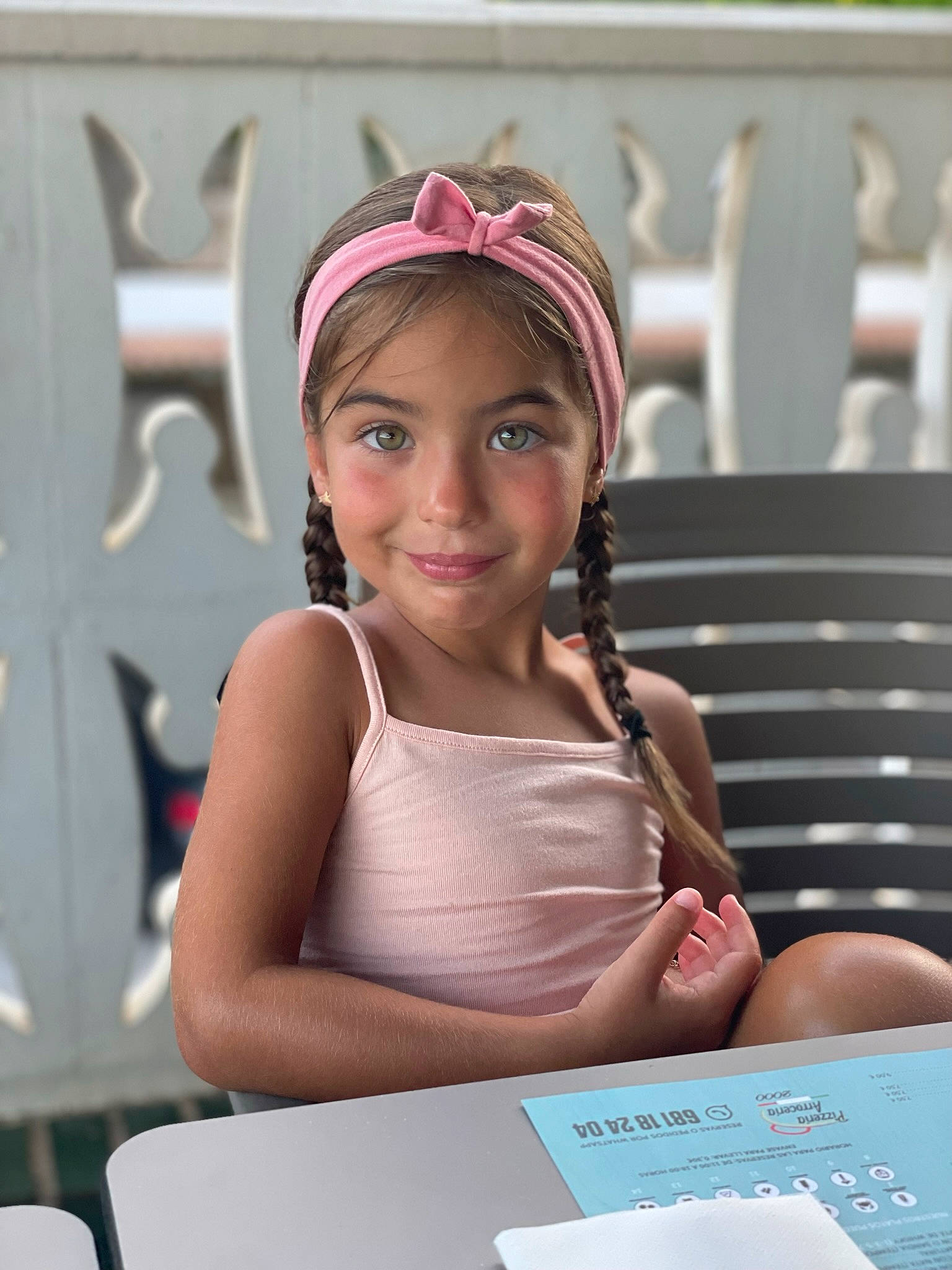 Safia participe au concours pour gagner de l'argent avec cette photo : cap, chair, child, event, eyewear, fashion_accessory, fashion_design, fun, happy, human, jewellery, joy, leisure, magenta, person, portrait_photography, recreation, sitting, smile, snapshot