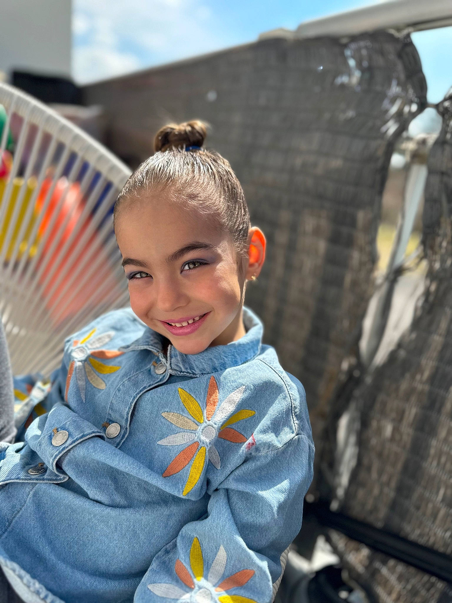 Safia a rejoint le concours — aidez-le/la à gagner de superbes lots ! auto_part, automotive_tire, automotive_wheel_system, baby_products, child, city, electric_blue, fun, grass, happy, hoodie, joy, leisure, person, personal_protective_equipment, recreation, sitting, sky, smile, toddler