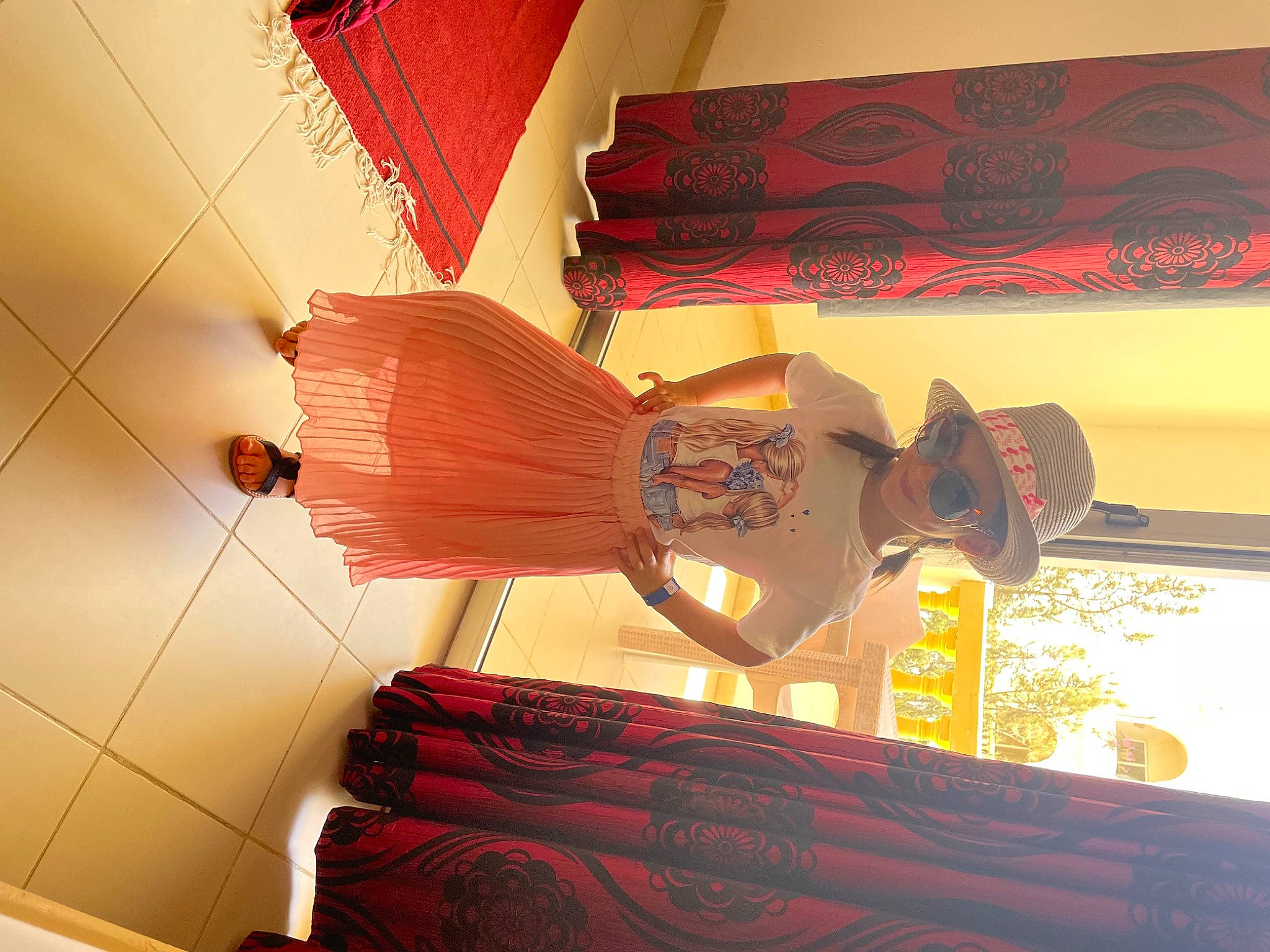 Safia a rejoint le concours — aidez-le/la à gagner de superbes lots ! art, building, carmine, ceiling, hardwood, lighting_accessory, line, magenta, orange, pattern, peach, person, red, room, sculpture, shadow, stairs, tints_and_shades, visual_arts, wood