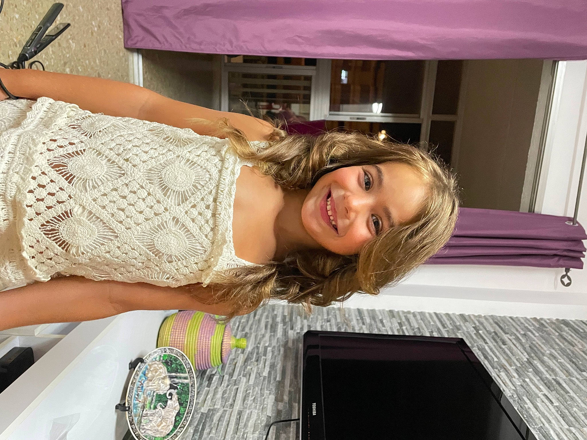 Safia a rejoint le concours — aidez-le/la à gagner de superbes lots ! blond, comfort, event, fashion_design, fun, happy, house, human_leg, joint, joy, long_hair, magenta, pattern, person, pink, plant, room, shoulder, smile, thigh