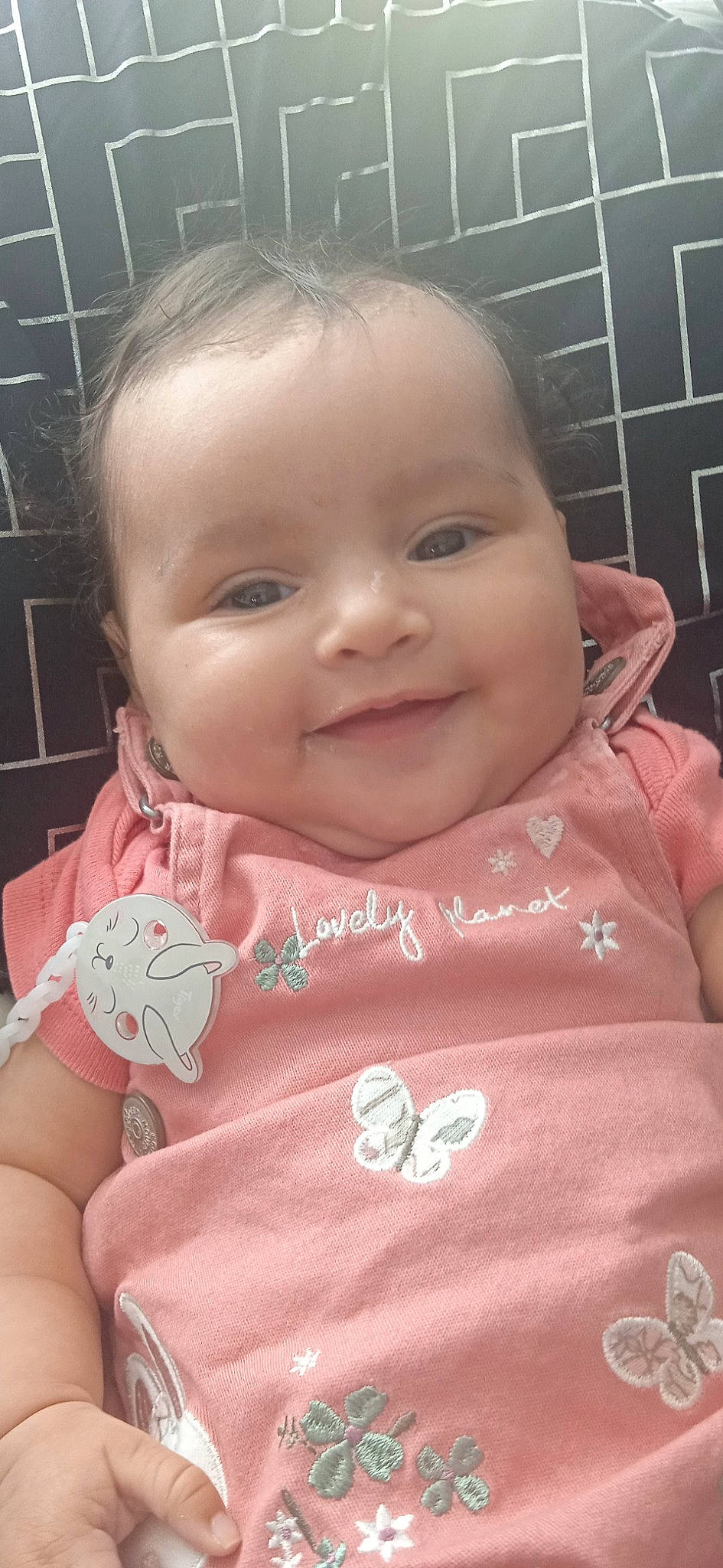 Julie a rejoint le concours — aidez-le/la à gagner de superbes lots ! arm, baby, baby_toddler_clothing, cheek, chin, eye, eyebrow, eyelash, face, facial_expression, forehead, hair, head, joy, lip, mouth, neck, nose, organ, person