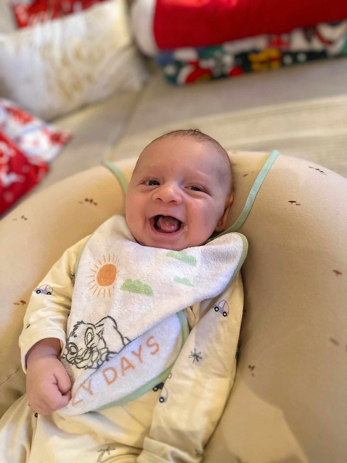 Léandro participe au concours pour gagner de l'argent avec cette photo : baby, smiling, infant, bib, cushion, indoors, happy, cute, child, clothing, seat, face, person, young, small, cozy, comfort, expression, joy, portrait