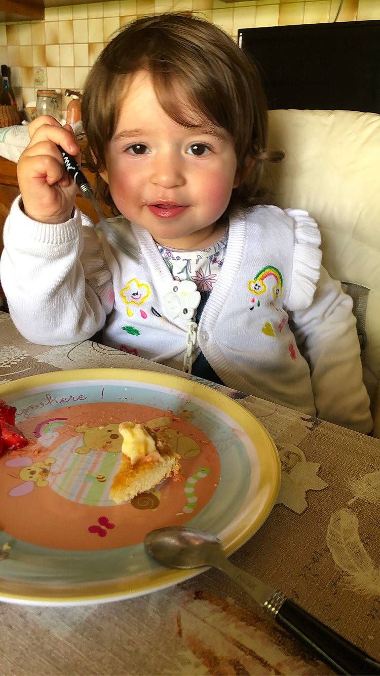 Amélia participe au concours pour gagner de l'argent avec cette photo : bangs, beauty, chair, cheek, child, comfort_food, cuisine, dish, dishware, drinkware, food, person, plate, porcelain, serveware, skin, smile, spoon, sweetness, tableware