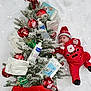 Maya a rejoint le concours — aidez-le/la à gagner de superbes lots ! baby, baby_care_products, celebration, christmas_decorations, christmas_tree, cute, diapers, festive, festive_outfit, holiday, infant, lotion, ornaments, outdoor, red_clothing, santa_hat, seasonal, snow, snowfall, winter