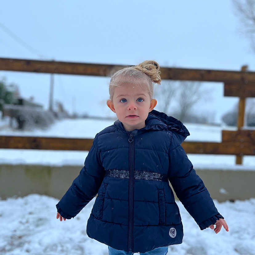 Louise a rejoint le concours — aidez-le/la à gagner de superbes lots ! boy, child, clothing, coat, face, head, ice, jacket, jeans, longsleeve, male, nature, outdoors, pants, person, photography, portrait, sleeve, snow, winter