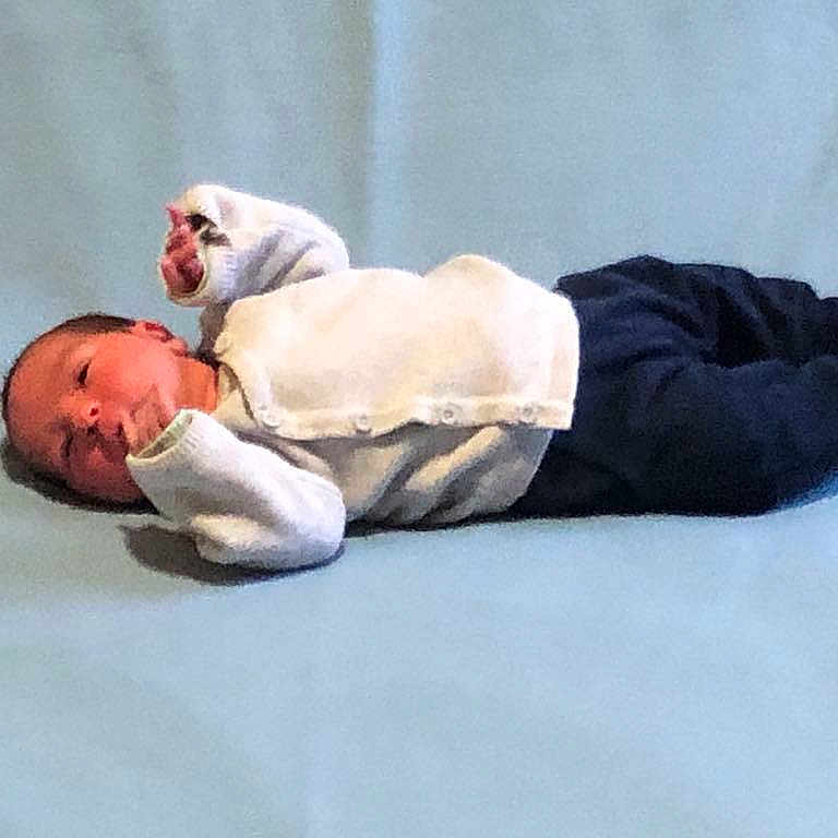 Mayllon a rejoint le concours — aidez-le/la à gagner de superbes lots ! animal, baby, bulldog, canine, clothing, coat, face, footwear, glove, head, jacket, monkey, newborn, pants, person, pet, photography, portrait, shoe, sleeping