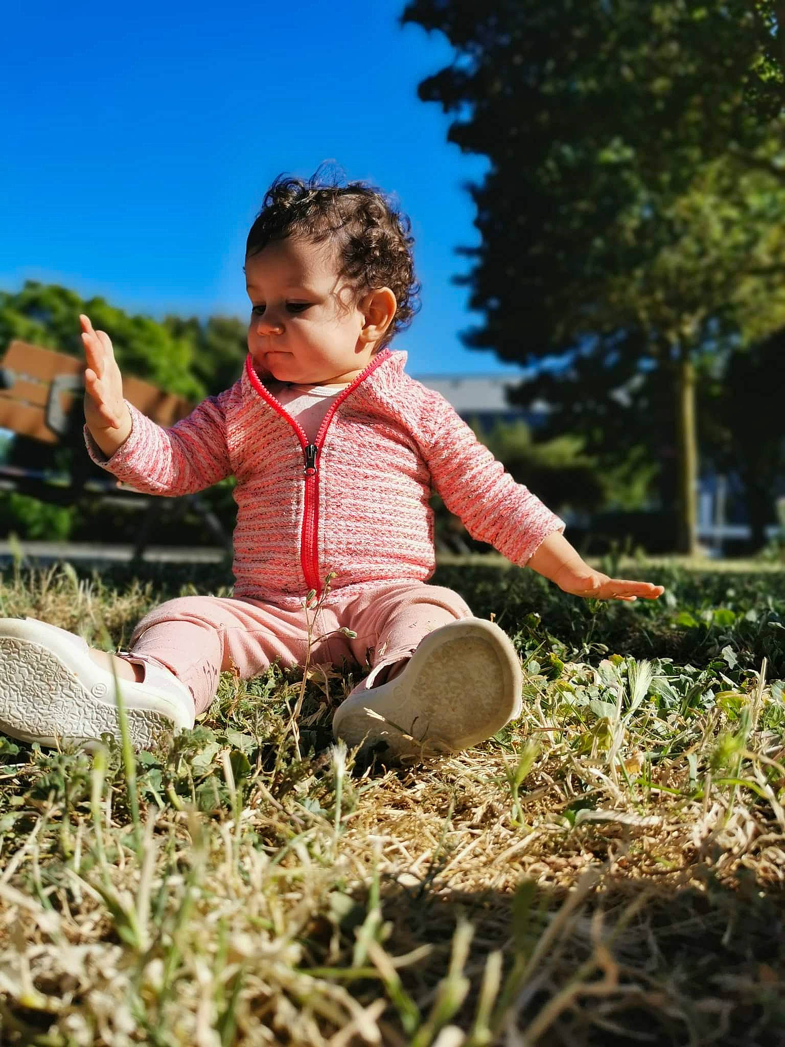 Yara a rejoint le concours — aidez-le/la à gagner de superbes lots ! ball, child, facial_expression, flash_photography, fun, grass, grassland, happy, landscape, lawn, leisure, meadow, people_in_nature, person, plant, playing_with_kids, sitting, sky, sunlight, toddler