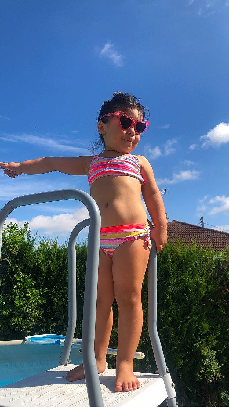 Wendy participe au concours pour gagner de l'argent avec cette photo : bikini, briefs, fun, leg, leisure, muscle, person, summer, sun_tanning, sunglasses, swimwear, undergarment, vacation