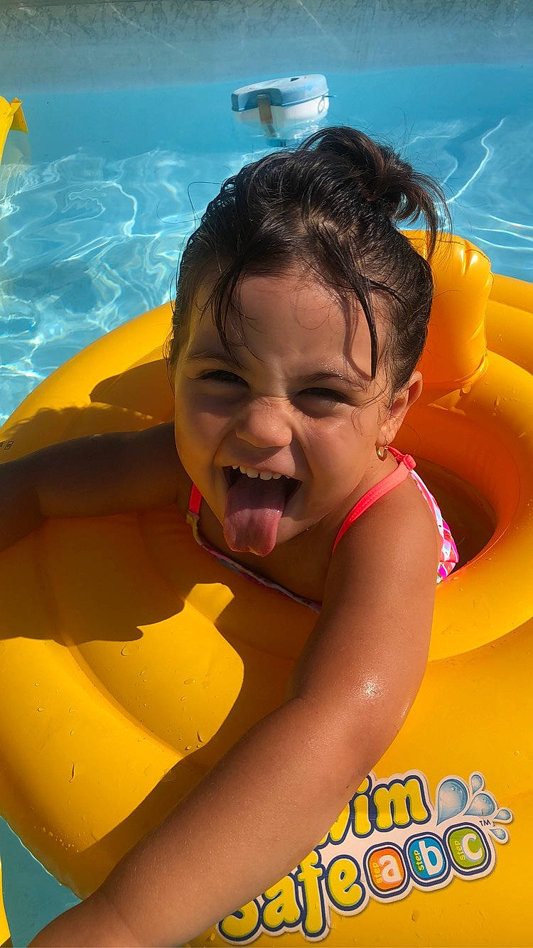 Wendy participe au concours pour gagner de l'argent avec cette photo : amusement_park, baby_float, child, fun, games, happy, inflatable, leisure, neck, nonbuilding_structure, person, recreation, smile, summer, vacation, water_park, yellow