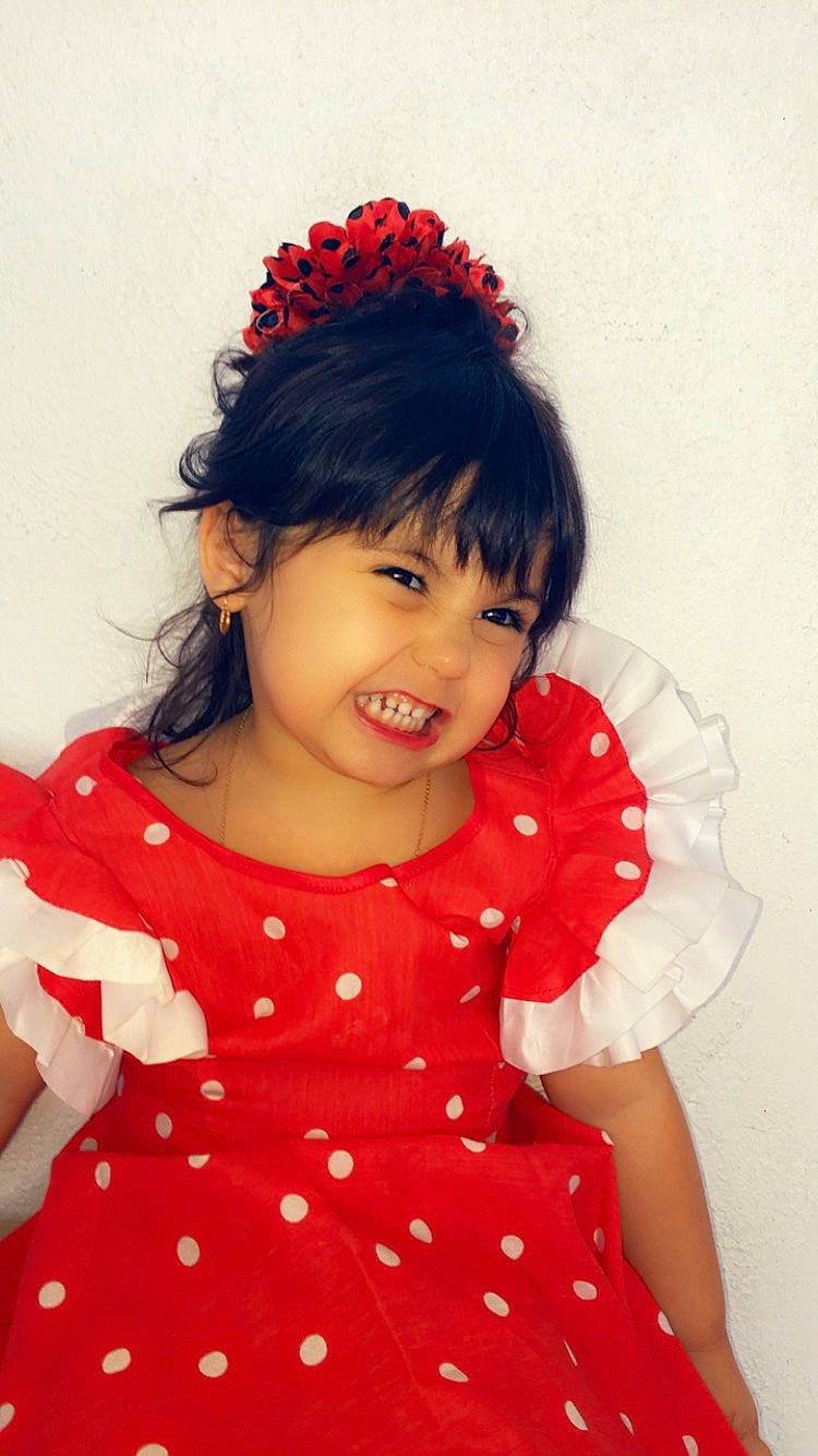 Wendy a rejoint le concours — aidez-le/la à gagner de superbes lots ! baby, bangs, beauty, child, child_model, design, dress, hair, hair_accessory, hairstyle, happy, headband, headpiece, joy, pattern, person, polka_dot, red, skin, smile