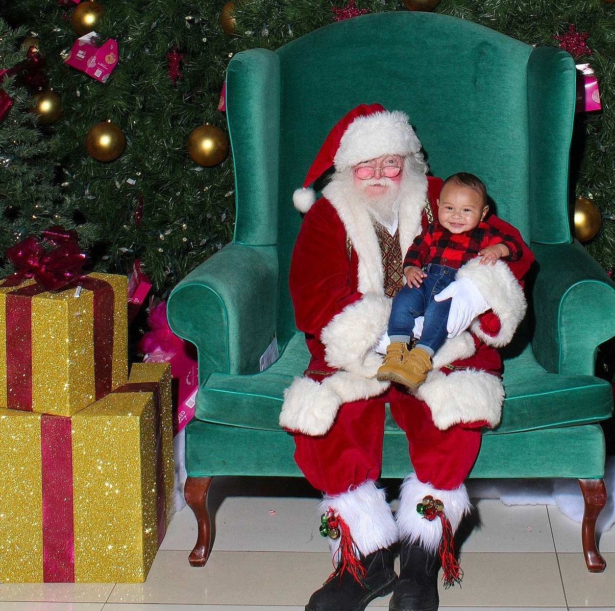 Donte is registered to the contest to win money with this photo: beauty, christmas_decoration, christmas_ornament, christmas_tree, comfort, event, fun, furniture, green, happy, hat, holiday, joy, lap, lighting, person, red, santa_claus, sleeve, smile