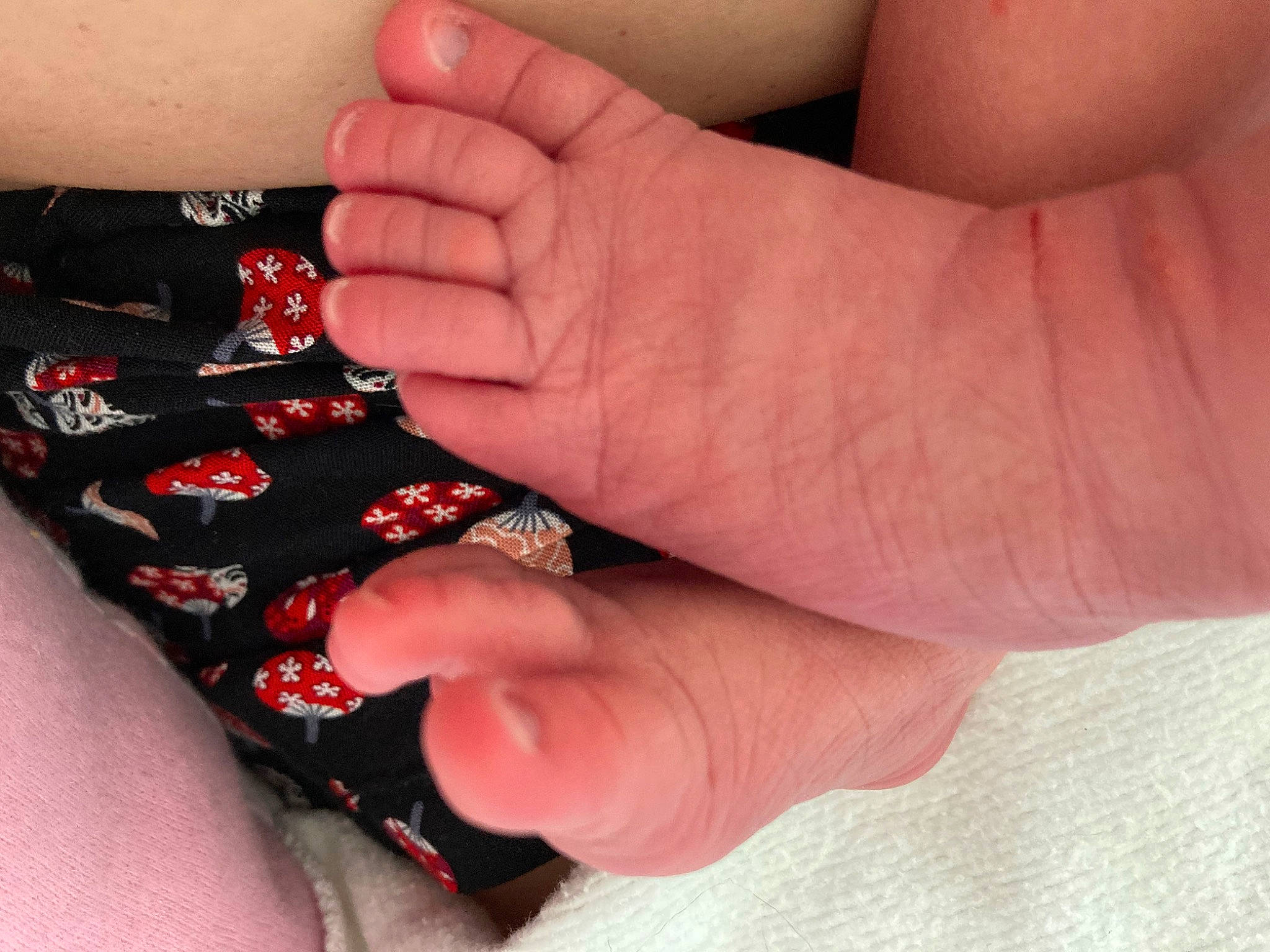 Héloïse a rejoint le concours — aidez-le/la à gagner de superbes lots ! arm, bracelet, electric_blue, fashion_accessory, finger, font, gadget, gesture, human_leg, jeans, jewellery, magenta, nail, nail_care, pattern, sleeve, thigh, thumb, waist, wrist