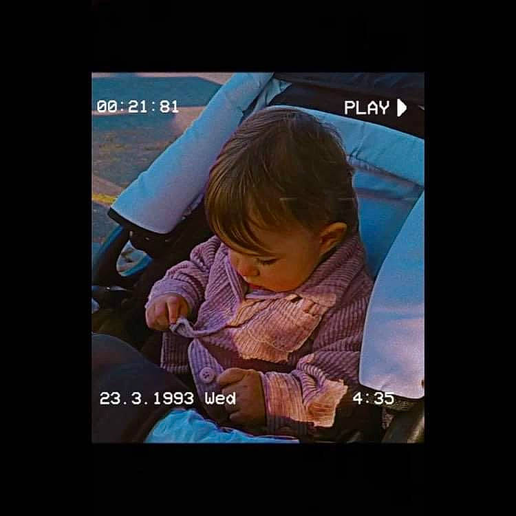 Lily a rejoint le concours — aidez-le/la à gagner de superbes lots ! auto_part, car_seat, communication_device, darkness, display_device, electronic_device, flash_photography, flat_panel_display, font, gadget, gesture, magenta, multimedia, output_device, person, photo_caption, screenshot, tablet_computer, television_set, toddler