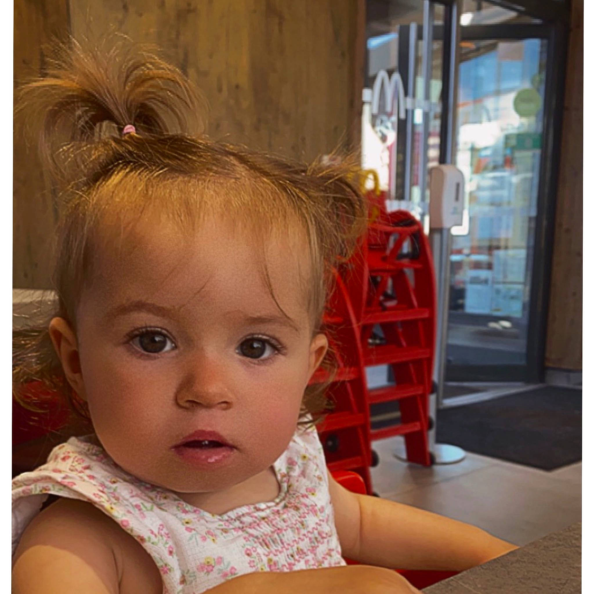 Lily participe au concours pour gagner de l'argent avec cette photo : baby, baby_toddler_clothing, beauty, brown_hair, chair, cheek, child, chin, ear, eyebrow, eyelash, fashion_accessory, forehead, happy, iris, lip, nose, person, skin, toddler