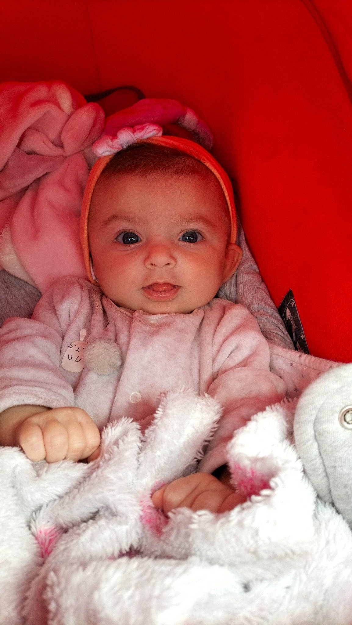 Maïna participe au concours pour gagner de l'argent avec cette photo : baby, baby_toddler_clothing, beauty, cheek, comfort, eye, eyebrow, face, facial_expression, hand, head, iris, linens, lip, nose, person, pink, skin, sleeve, textile