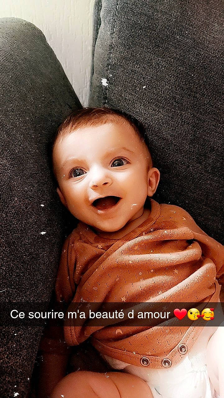 Maïna a rejoint le concours — aidez-le/la à gagner de superbes lots ! art, baby, baby_laughing, baby_toddler_clothing, cheek, child, eyebrow, flash_photography, forehead, fun, happy, human, laugh, mouth, nose, person, photo_caption, room, skin, smile