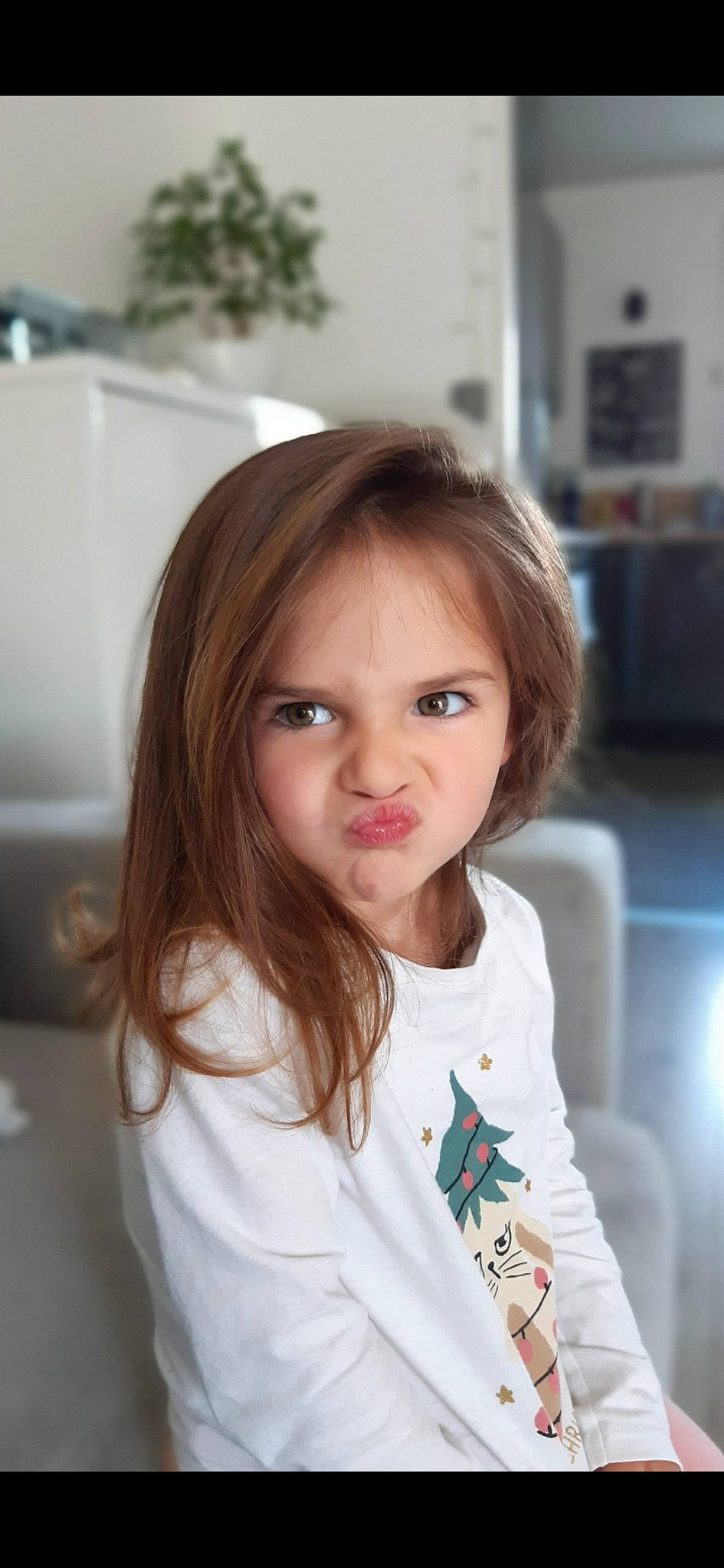 Léyana a rejoint le concours — aidez-le/la à gagner de superbes lots ! anger, baby_toddler_clothing, blond, brown_hair, cheek, child, eyelash, face, hair, happy, iris, layered_hair, lip, nose, person, room, shoulder, sitting, skin, sleeve