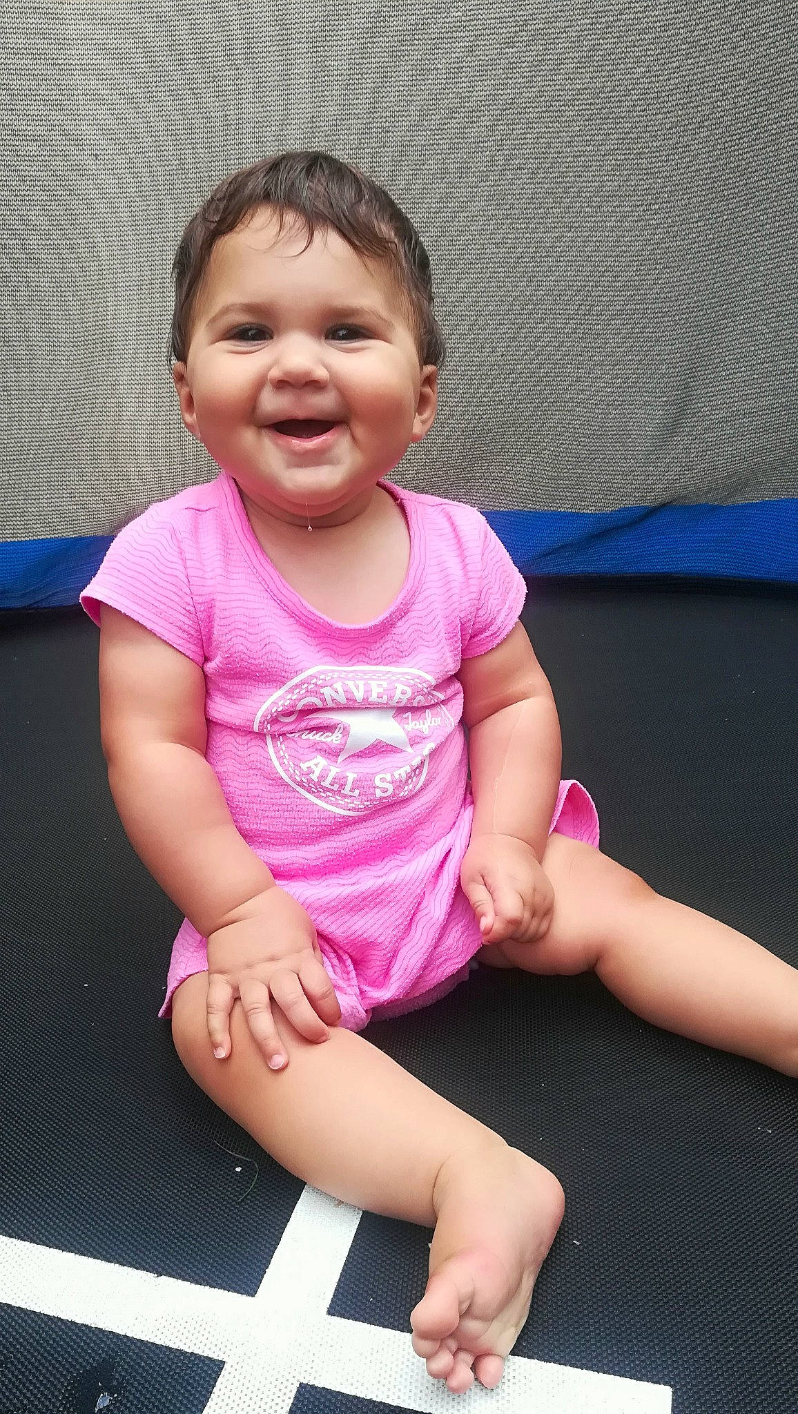 Elisa participe au concours pour gagner de l'argent avec cette photo : arm, baby, cheek, child, joy, leg, person, pink, sitting, smile, toddler