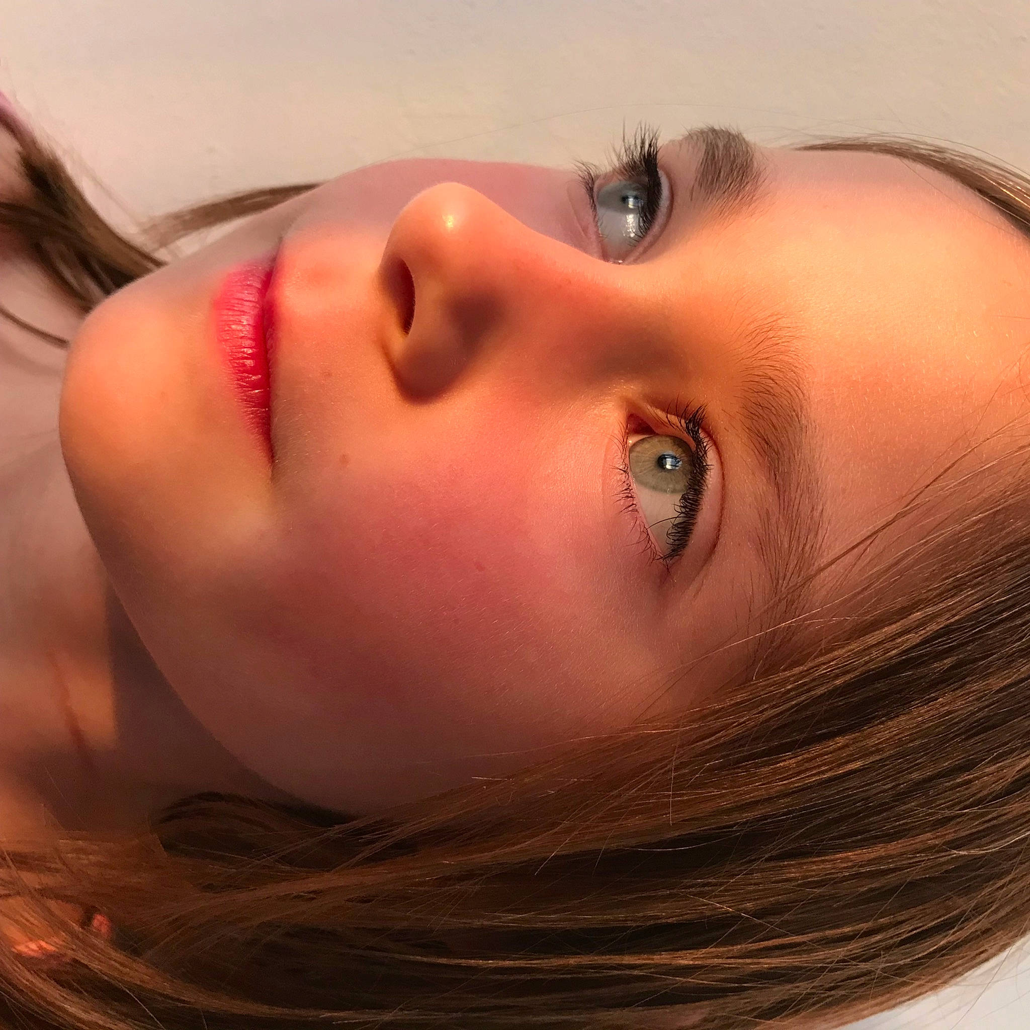 élise a rejoint le concours — aidez-le/la à gagner de superbes lots ! black_hair, cheek, chin, ear, eyebrow, eyelash, flash_photography, forehead, human, iris, jaw, lip, lipstick, long_hair, mouth, muscle, neck, nose, person, shoulder