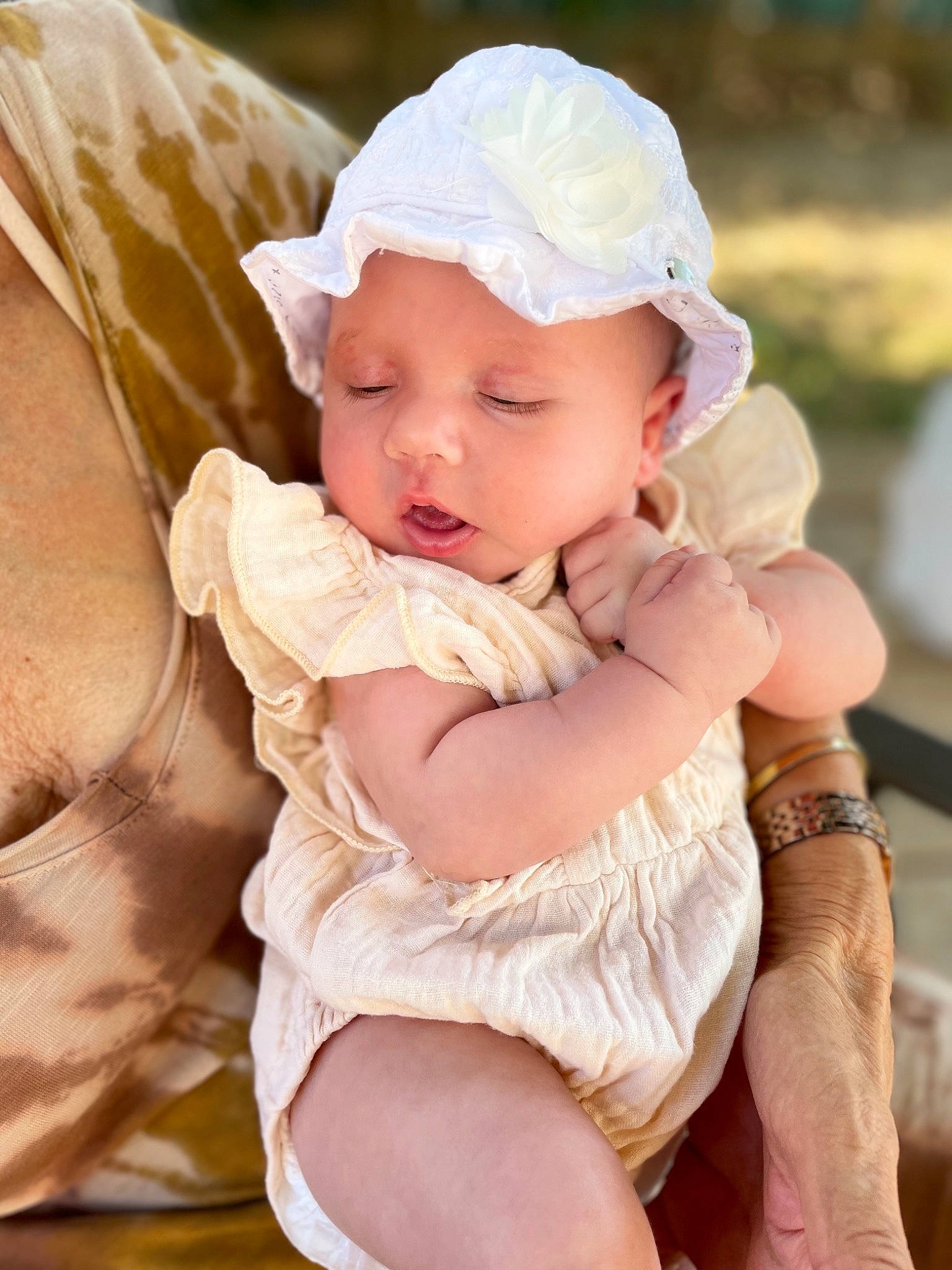 Lou participe au concours pour gagner de l'argent avec cette photo : baby, baby_products, baby_toddler_clothing, cap, cheek, child, face, fashion_accessory, grass, happy, hat, headgear, headwear, jewellery, lip, person, pink, sitting, skin, sun_hat