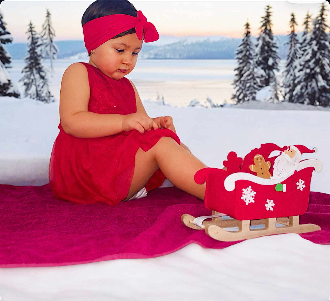 Lëyah participe au concours pour gagner de l'argent avec cette photo : applique, baby, blanket, cap, clothing, dress, face, festival, hat, head, nature, outdoors, pattern, person, photography, plant, portrait, sitting, snow, tree