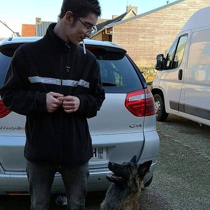 Navy a rejoint le concours — aidez-le/la à gagner de superbes lots ! automotive_exterior, car, city_car, compact_car, family_car, subcompact_car, vehicle, vehicle_door