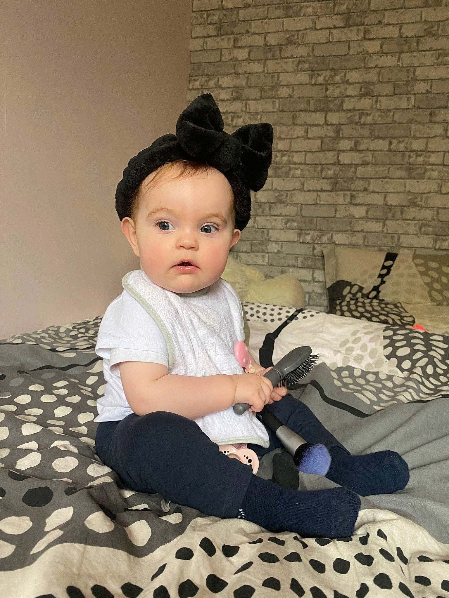 Elyna a rejoint le concours — aidez-le/la à gagner de superbes lots ! baby, baby_toddler_clothing, child, comfort, costume_hat, fashion_accessory, flash_photography, flooring, hairstyle, hat, human_leg, musical_instrument, pattern, person, portrait_photography, room, sitting, sleeve, sock, sun_hat