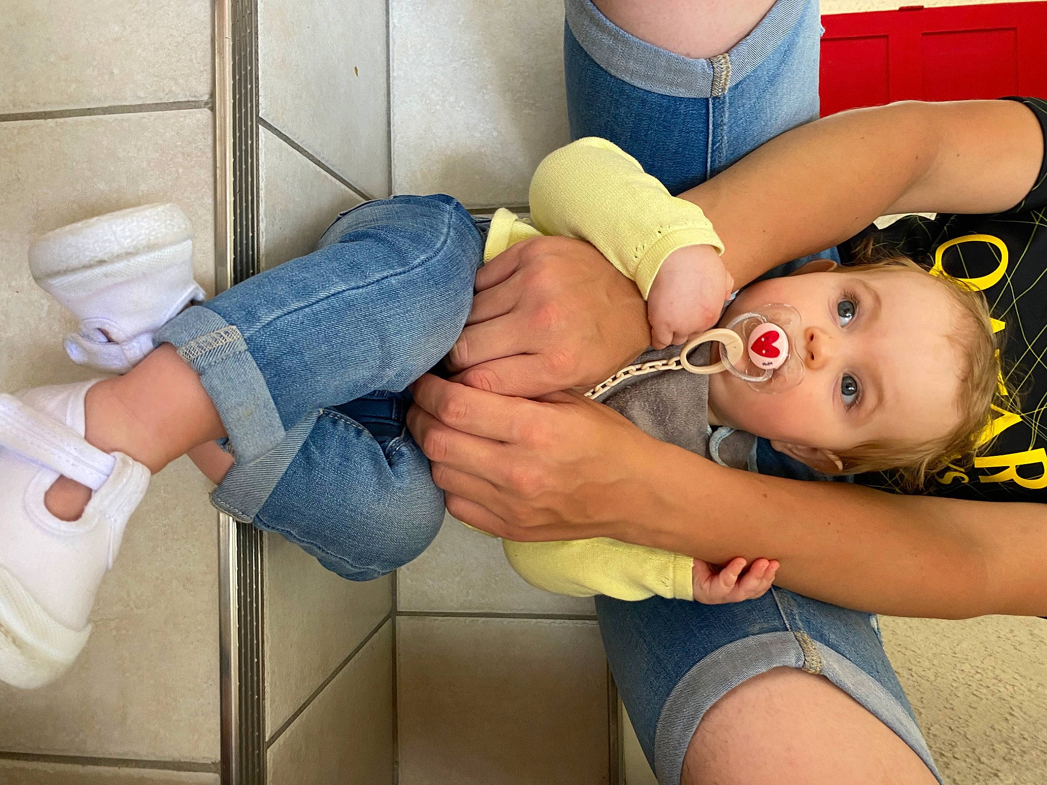 Elyna a rejoint le concours — aidez-le/la à gagner de superbes lots ! arm, chest, clothing, comfort, finger, gesture, hand, happy, human_body, joint, knee, leg, mouth, person, shoulder, skin, thigh, thumb, toddler, trunk