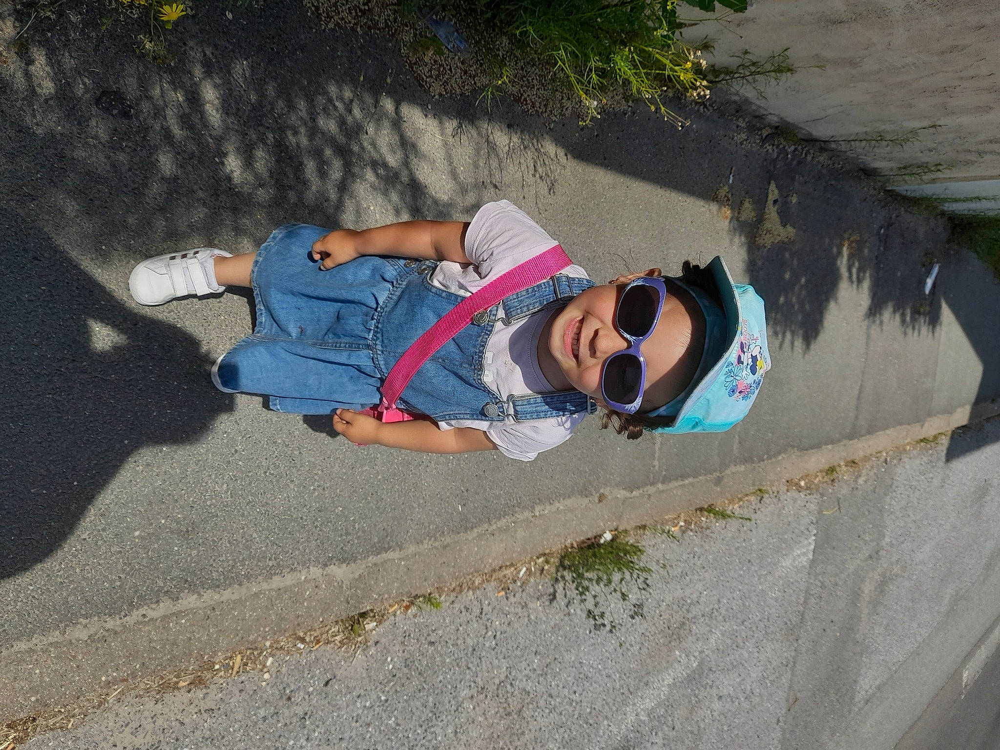 Djasmina a rejoint le concours — aidez-le/la à gagner de superbes lots ! adventure, asphalt, concrete, denim, electric_blue, fun, grass, headwear, joy, landscape, leisure, person, plant, recreation, road, road_surface, shadow, sidewalk, smile, soil