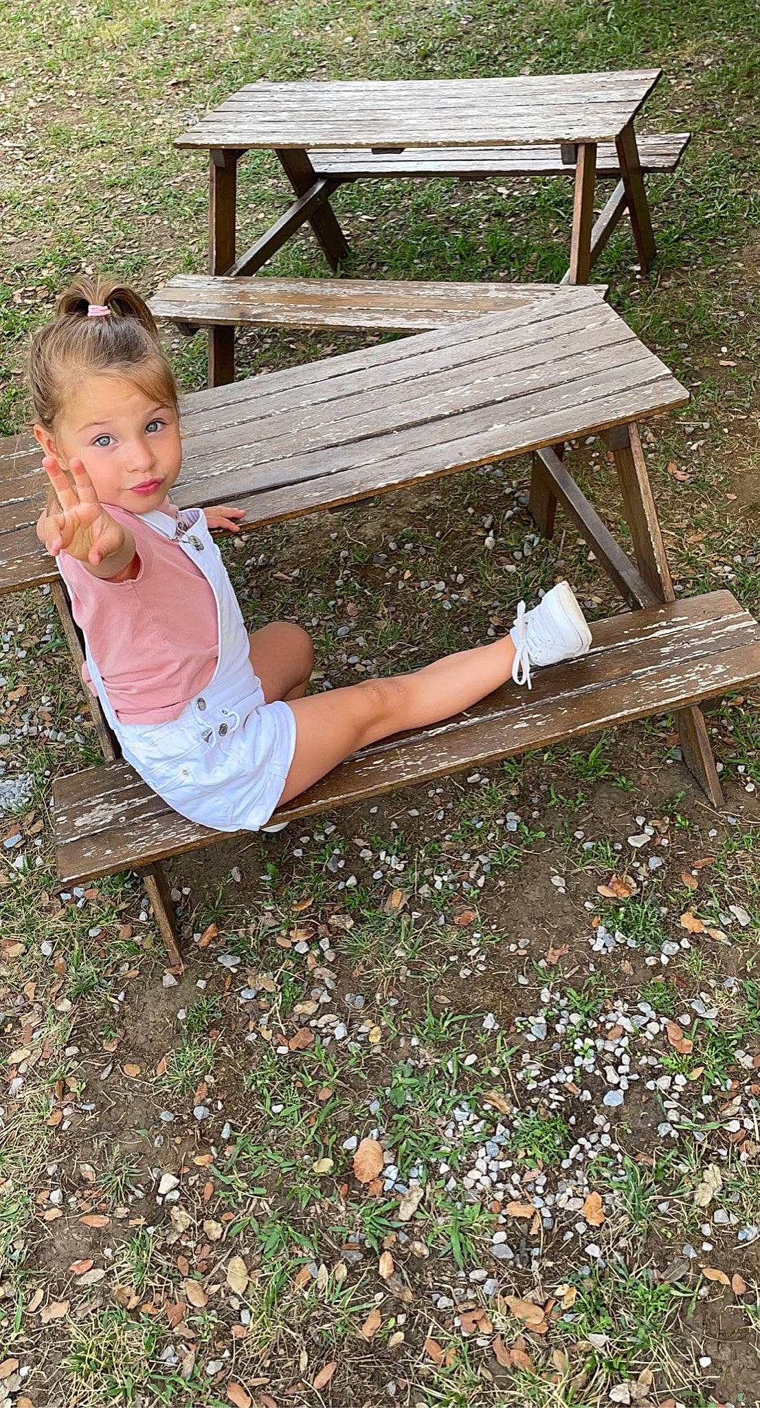 Lola a rejoint le concours — aidez-le/la à gagner de superbes lots ! baby_toddler_clothing, bench, botany, comfort, foot, grass, grass_family, happy, human_leg, leisure, outdoor_bench, outdoor_furniture, people_in_nature, person, recreation, shorts, sitting, street_furniture, thigh, toddler
