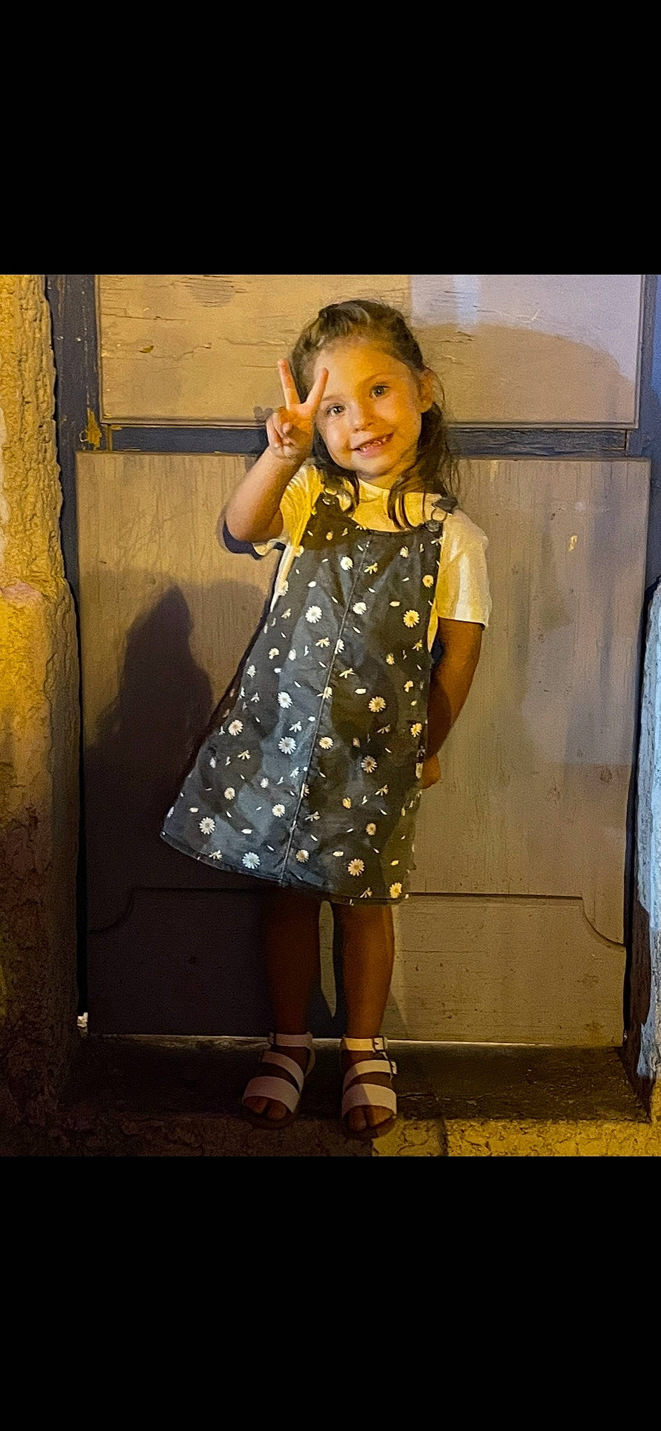 Lola participe au concours pour gagner de l'argent avec cette photo : child, day_dress, dress, eye, facial_expression, fashion_design, flash_photography, fun, happy, human_leg, joy, one_piece_garment, pattern, person, sandal, sleeve, smile, standing, tints_and_shades, toddler