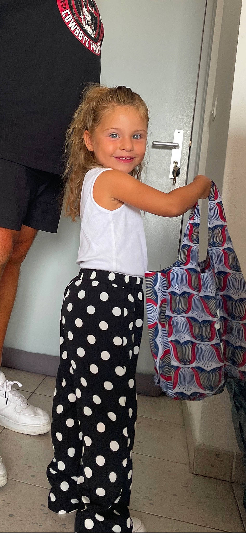 Lola participe au concours pour gagner de l'argent avec cette photo : beauty, black, fashion_design, hair, human_leg, joint, joy, knee, neck, one_piece_garment, pattern, person, shoulder, sleeve, smile, standing, street_fashion, style, textile, thigh