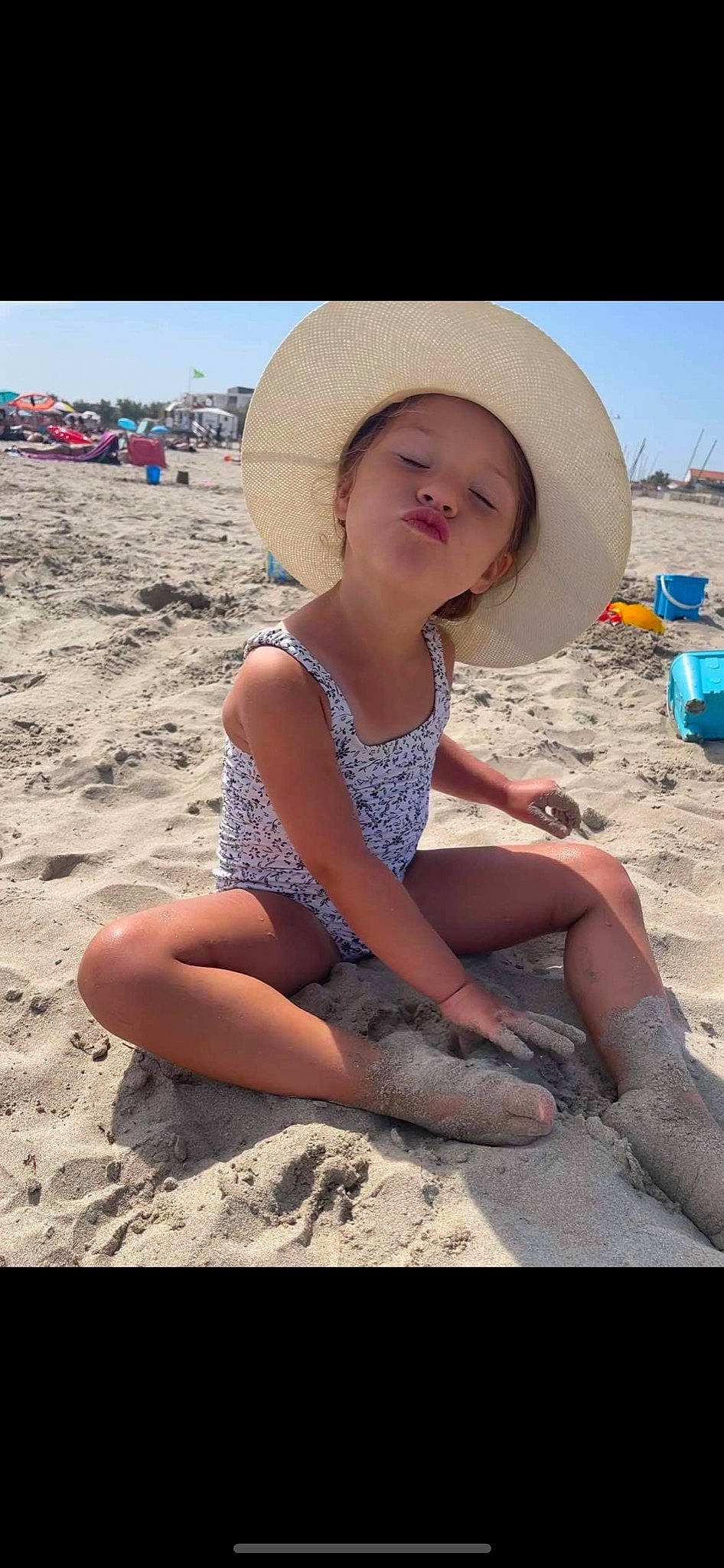 Lola a rejoint le concours — aidez-le/la à gagner de superbes lots ! beach, cool, flash_photography, fun, happy, hat, headgear, human_leg, landscape, natural_environment, people, people_in_nature, people_on_beach, person, sand, shorts, sky, summer, sun_hat, thigh