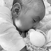 Cameronne a rejoint le concours — aidez-le/la à gagner de superbes lots ! baby, black_and_white, blanket, child, close_up, cozy, cuddling, cute, ear, fabric, face, hand, infant, peaceful, plush_toy, portrait, rest, sleep, sleeping, soft_texture