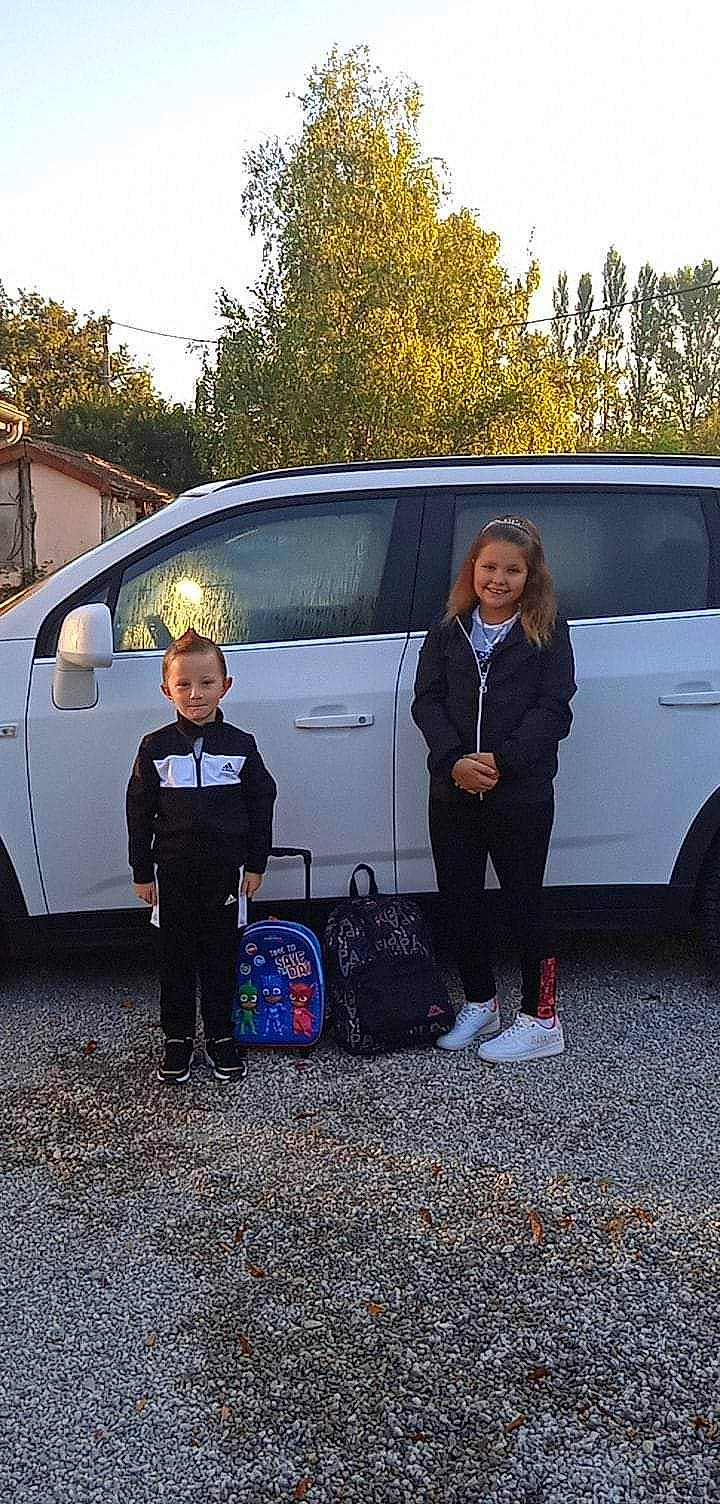 Tony participe au concours pour gagner de l'argent avec cette photo : asphalt, automotive_design, automotive_exterior, automotive_lighting, automotive_tire, bumper, car, compact_van, joy, land_vehicle, mode_of_transport, motor_vehicle, person, sky, tire, tree, van, vehicle, vehicle_door, wheel